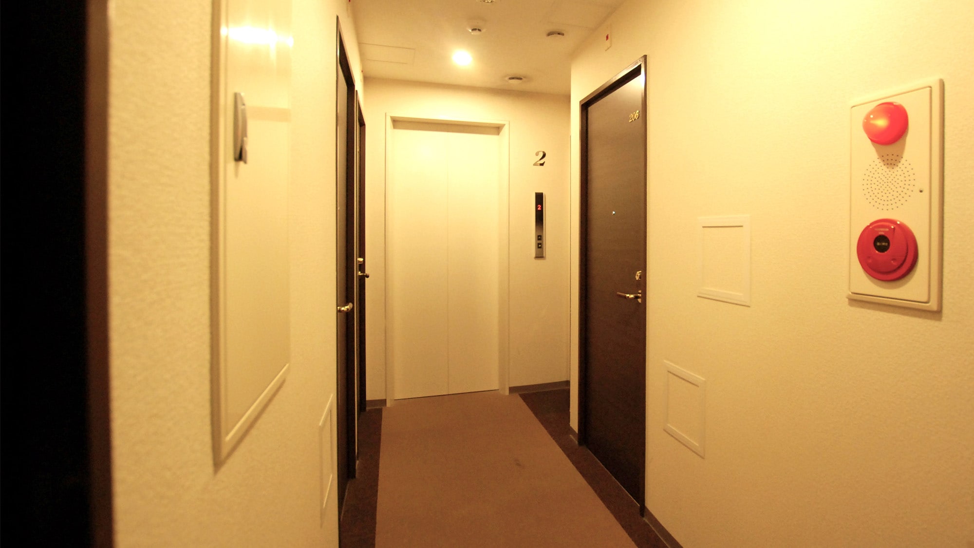 ・ Please use the elevator in the corridor in front of the guest room.