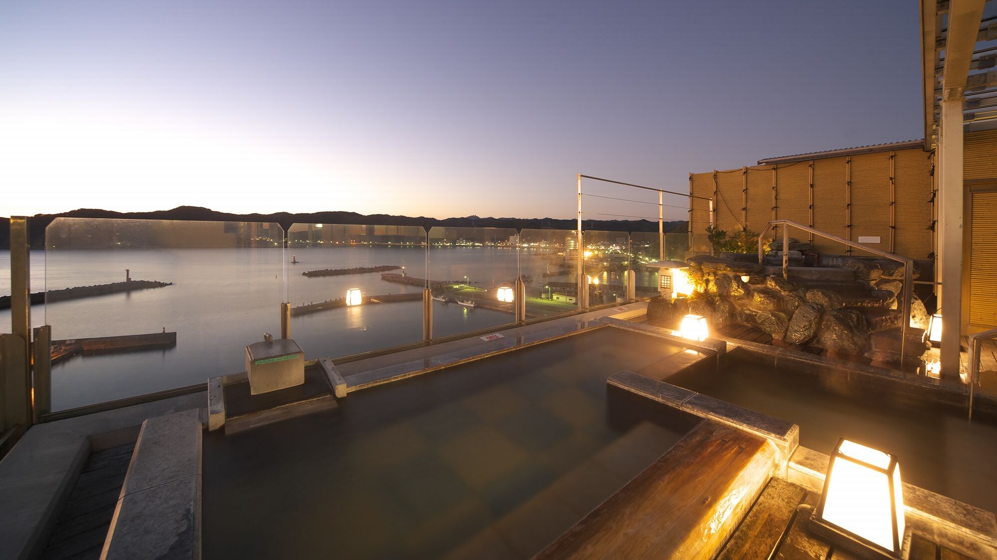 [Sky Garden Bath/Tanjo no Yu] Relax and enjoy the magnificent view, which has been selected as one of the 100 best sunsets in Japan.