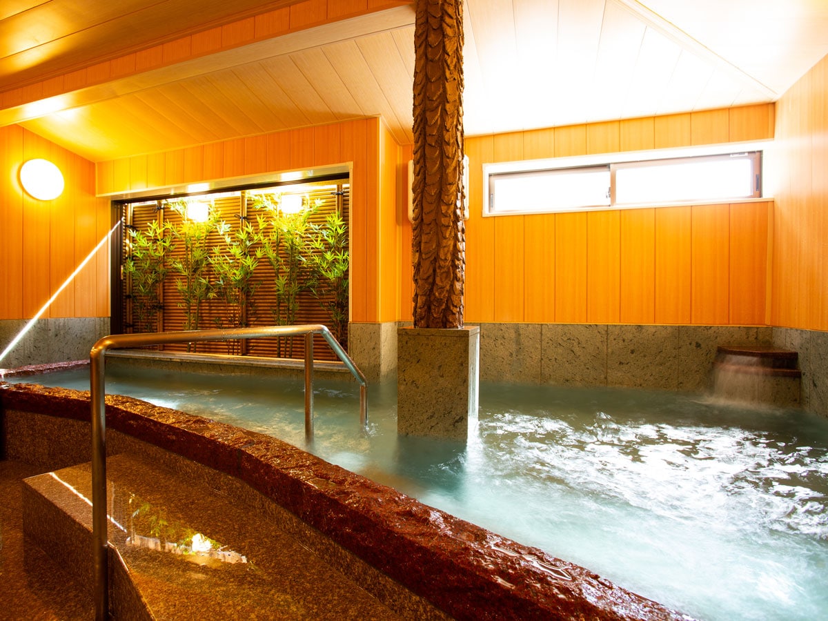 Our indoor bath is small. In Kinosaki, there is a regulation that limits the size of indoor baths. If you want a larger bath, go to the outdoor bath!