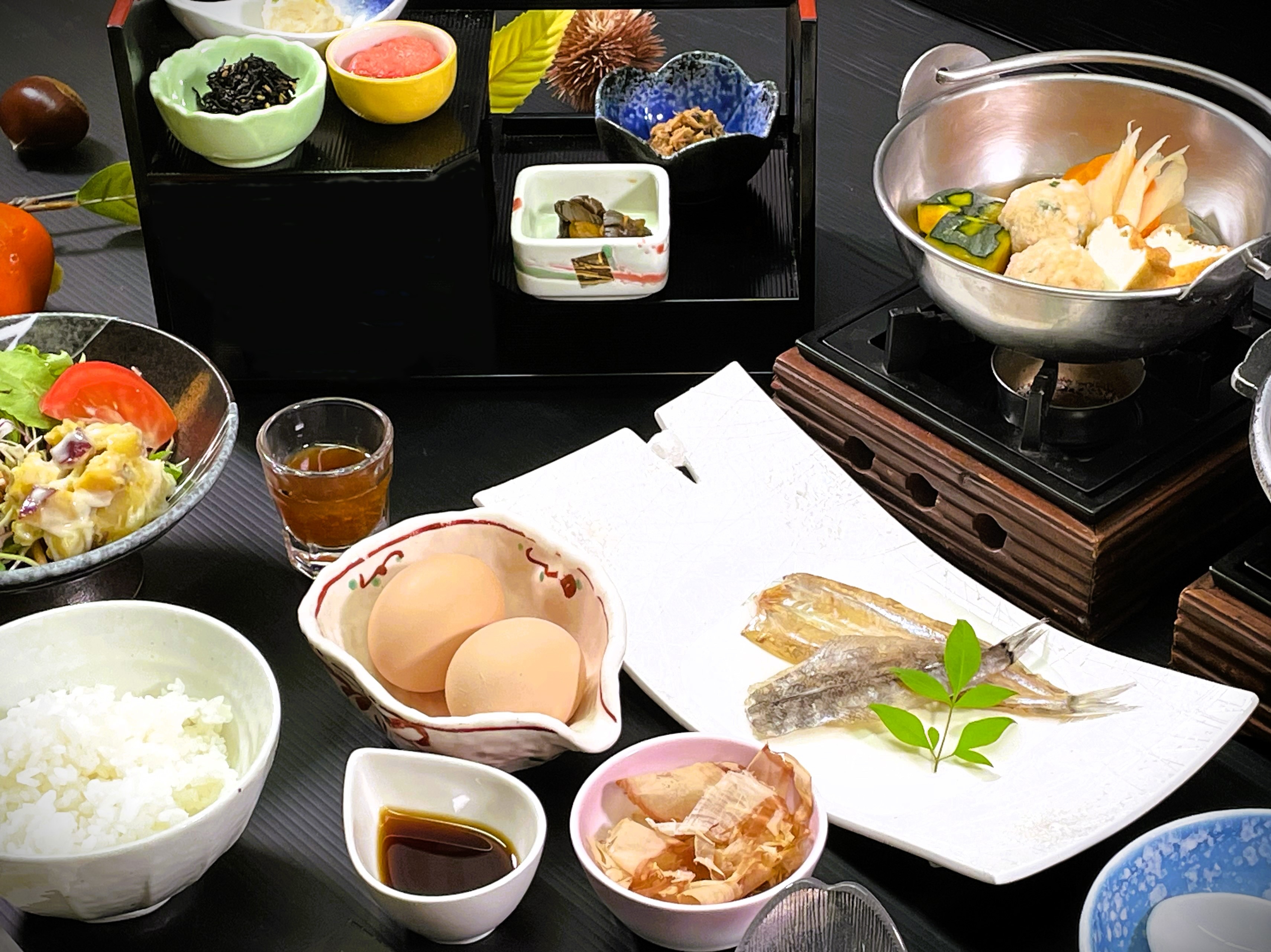 ชุดอาหารเช้าพร้อมข้าวต้มไข่ที่นาโกย่าโคชินในฤดูใบไม้ร่วงปี 2023