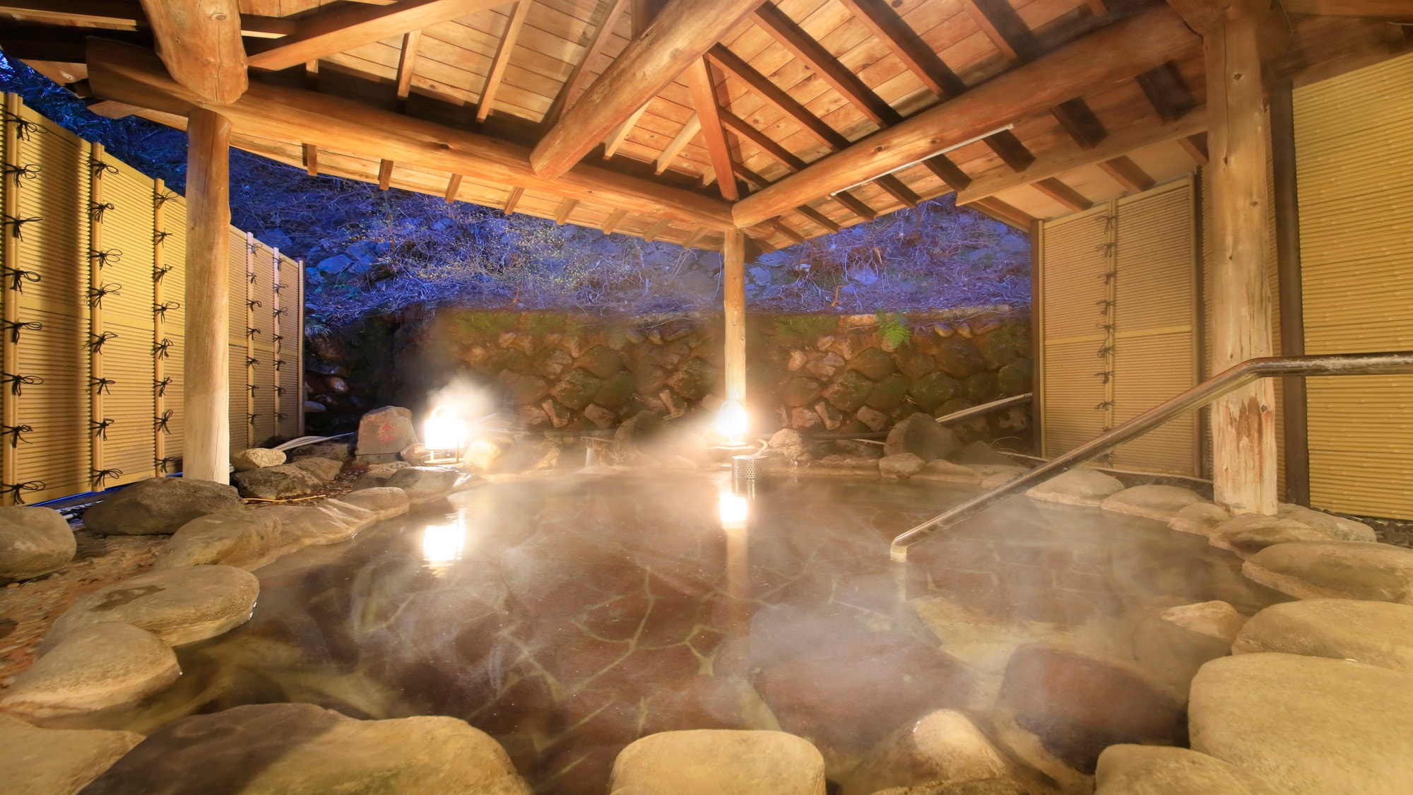 [大浴場（女性）] 我們還設有露天浴池，您可以在那裡放鬆身心，盡情享受。