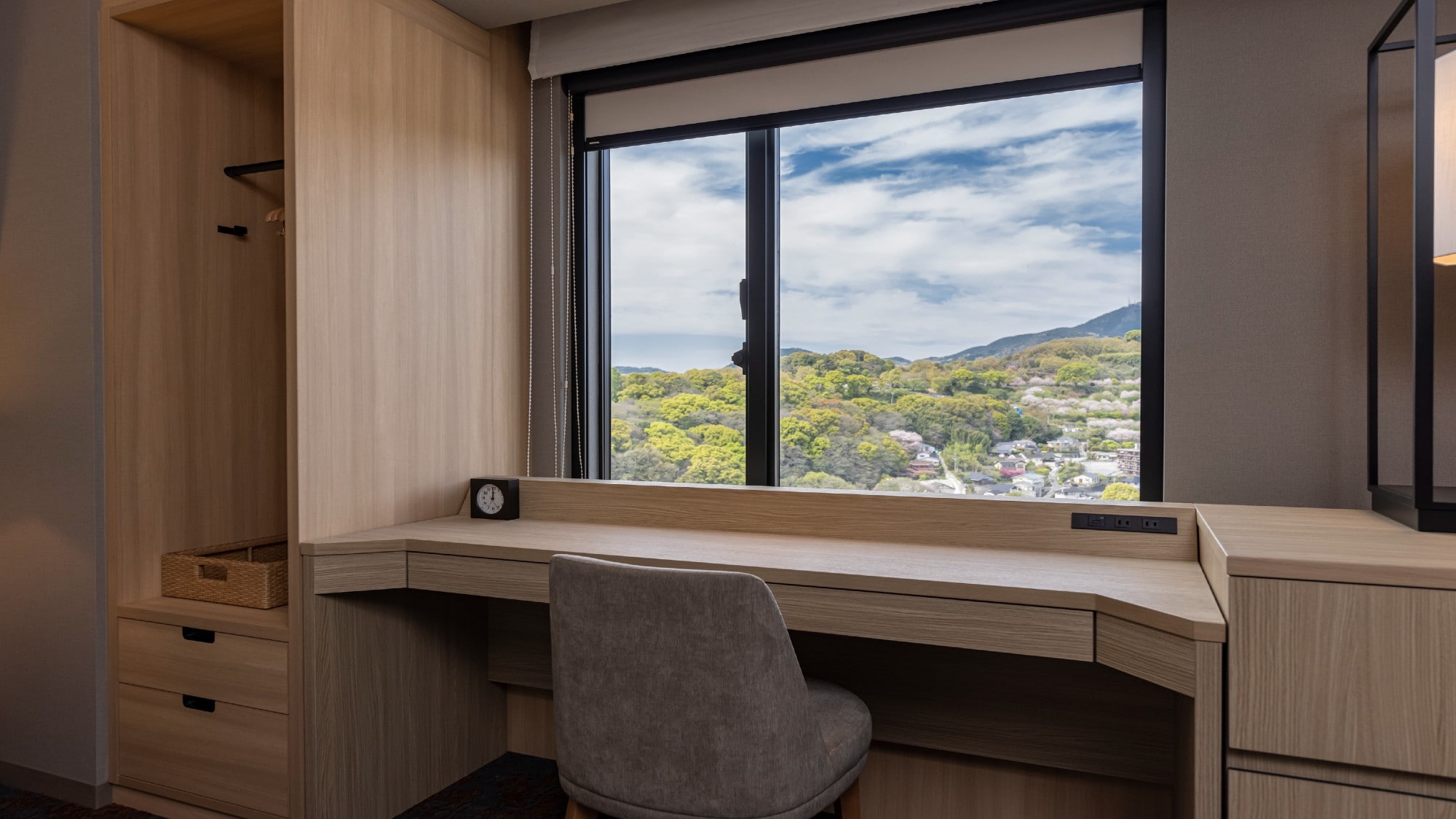 [Moderate Business Double] Greet the morning with the greenery you can see from the window.
