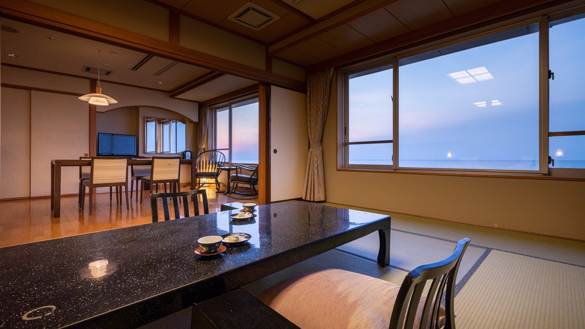 ■ [Ví dụ về phòng khách có phòng khách] <Tầng trên cùng> Cảnh biển Nhật Bản và hoàng hôn từ phòng khách thật ngoạn mục (tất cả các phòng đều cấm hút thuốc)