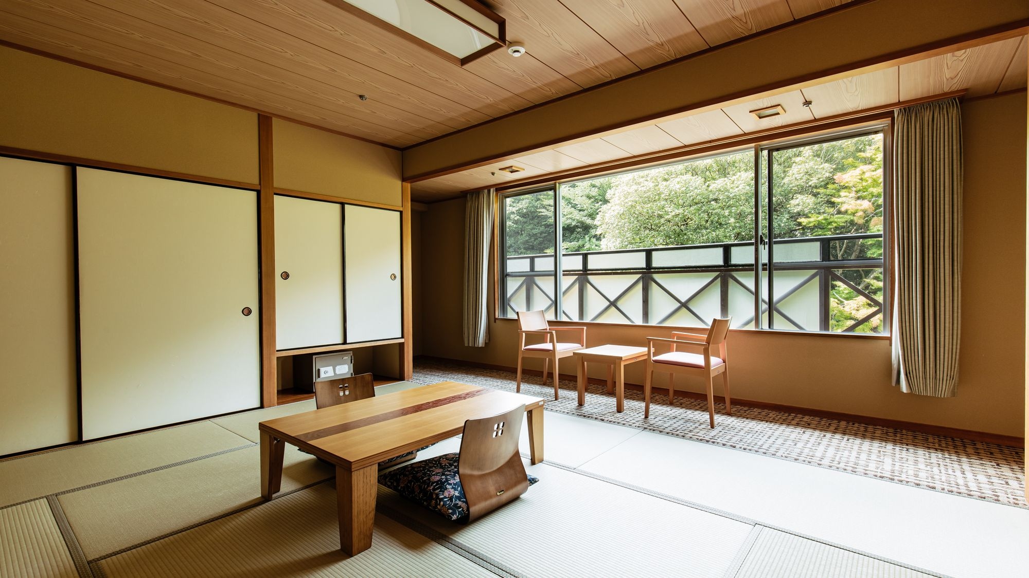 [10 tatami Japanese-style room] A Japanese-style room with a calm atmosphere