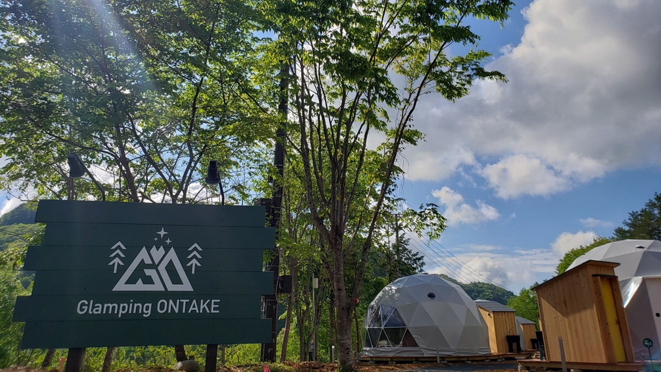 Glamping Area: Dome-shaped tents where you can enjoy a stay surrounded by nature. Seven tents of various sizes are available.