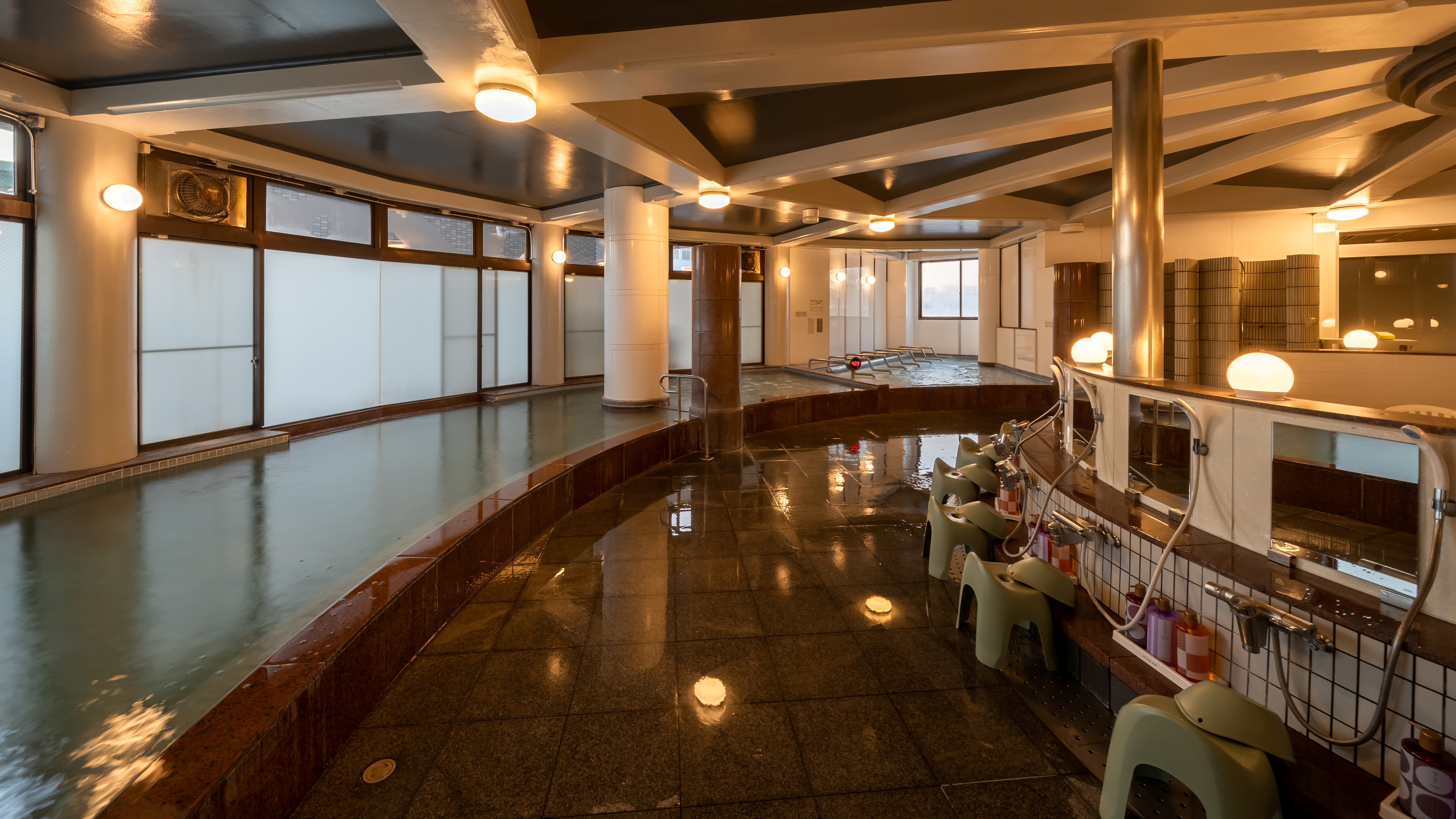 It is an indoor bath for men's baths. Please heal the tiredness of your trip at the natural hot springs pumped from 1500m underground ♪