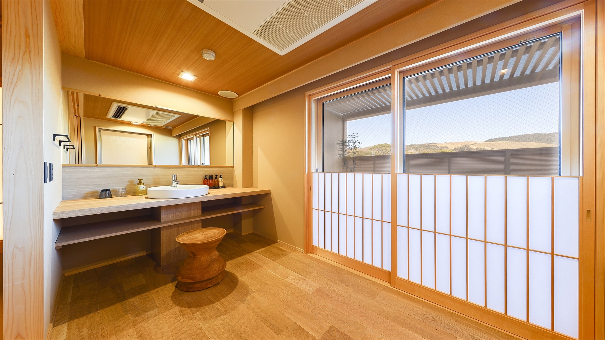 Room 301 "Ningaku" Room 302 "Shiraka", washbasin example
