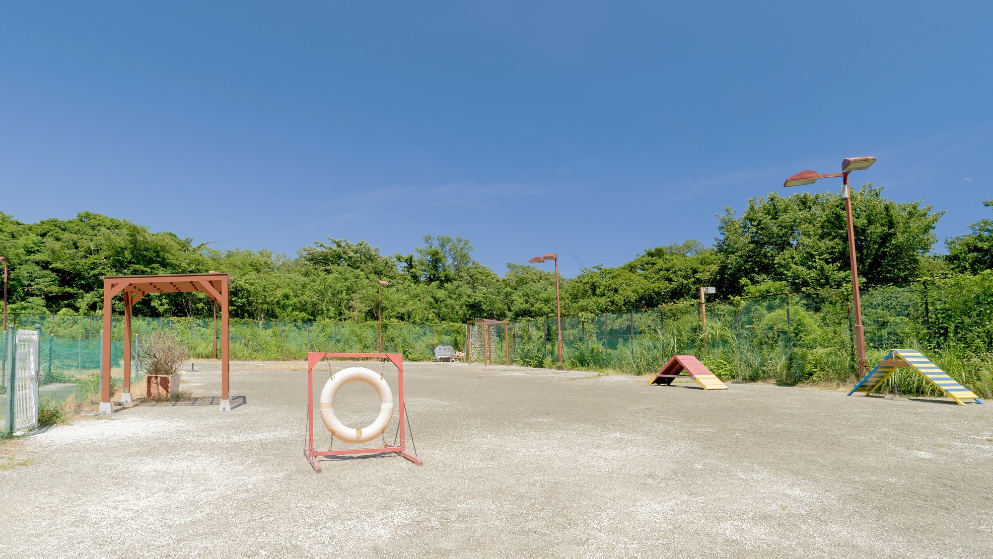 ภายในบริเวณ [สวนสุนัข (ปลอดพันธุ์)]