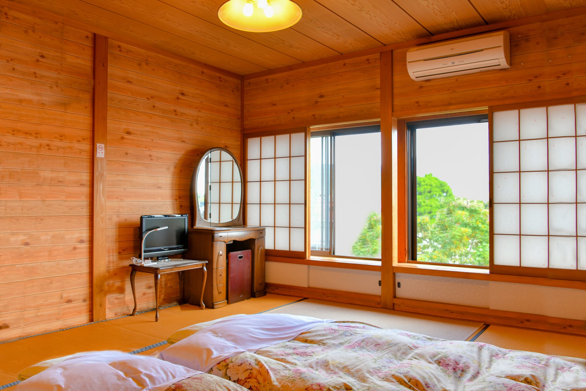 2F Japanese-style room 8 tatami mats Room 3 (up to 3 futons)