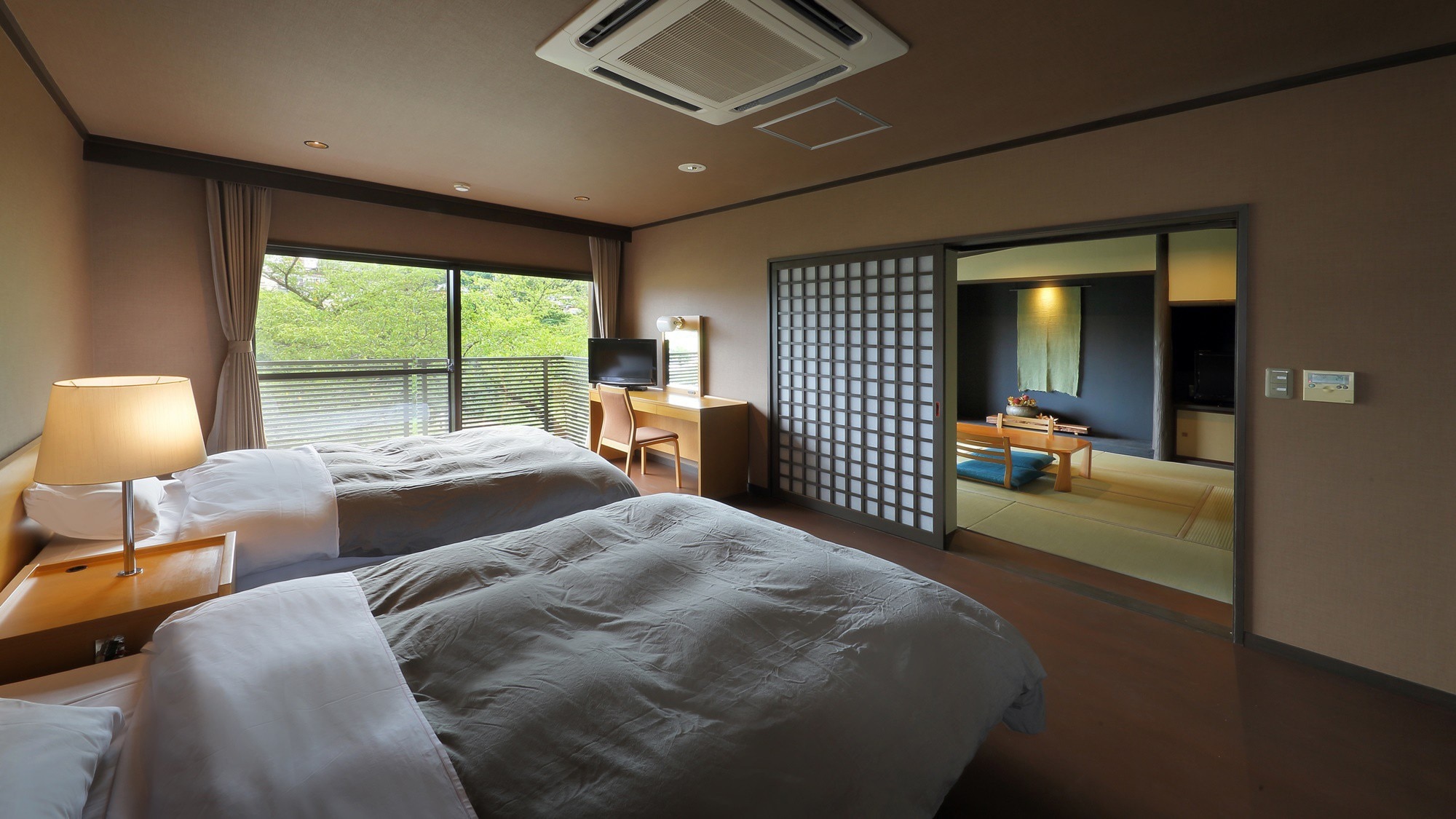 【小型套房】有8张榻榻米的日式房间和西式房间。它有一个室内浴池，因此您可以放松身心。