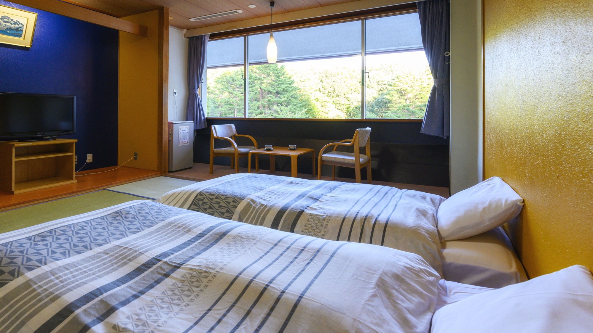 [The Main / Japanese-style bedroom] A twin-bed room ideal for traveling with two people.