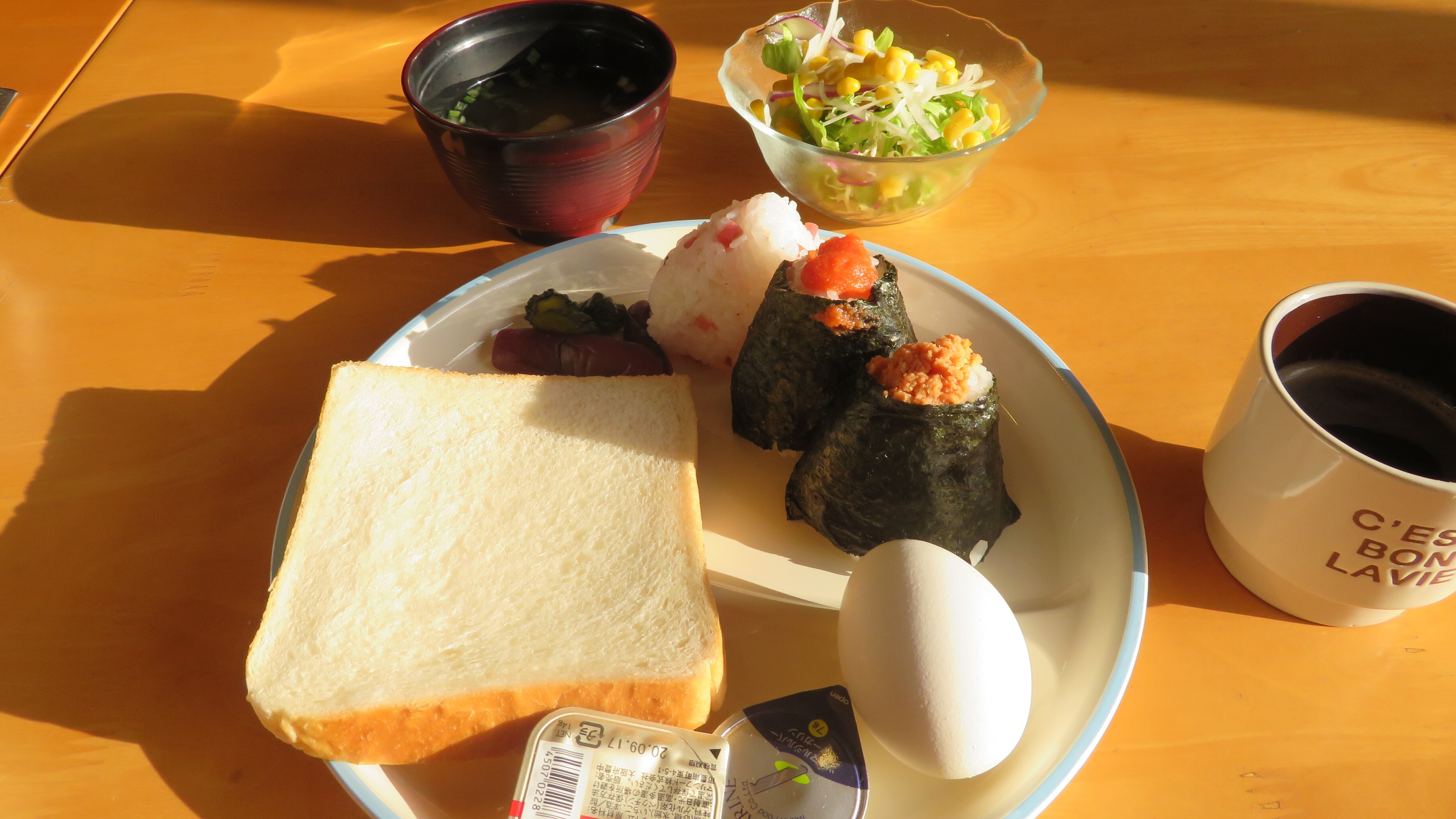 【免費清淡早餐】安排例飯糰、咖啡、味噌湯、沙拉、煮雞蛋等。