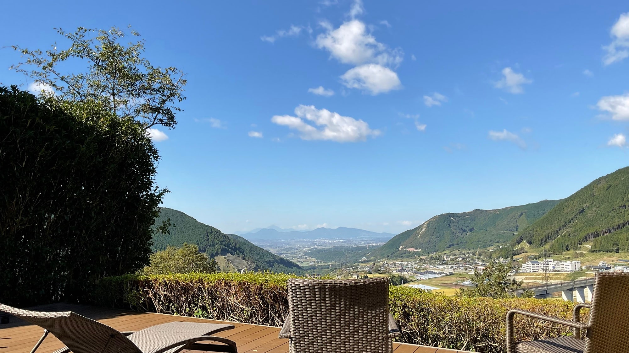 Please relax while looking at the superb view.