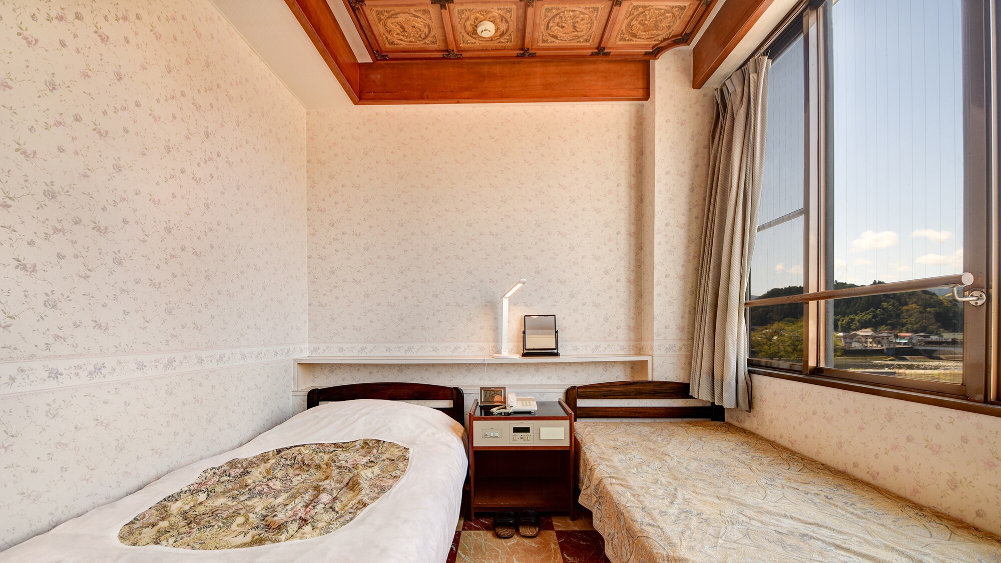 *[Deluxe Single] Spacious and perfect for one person.