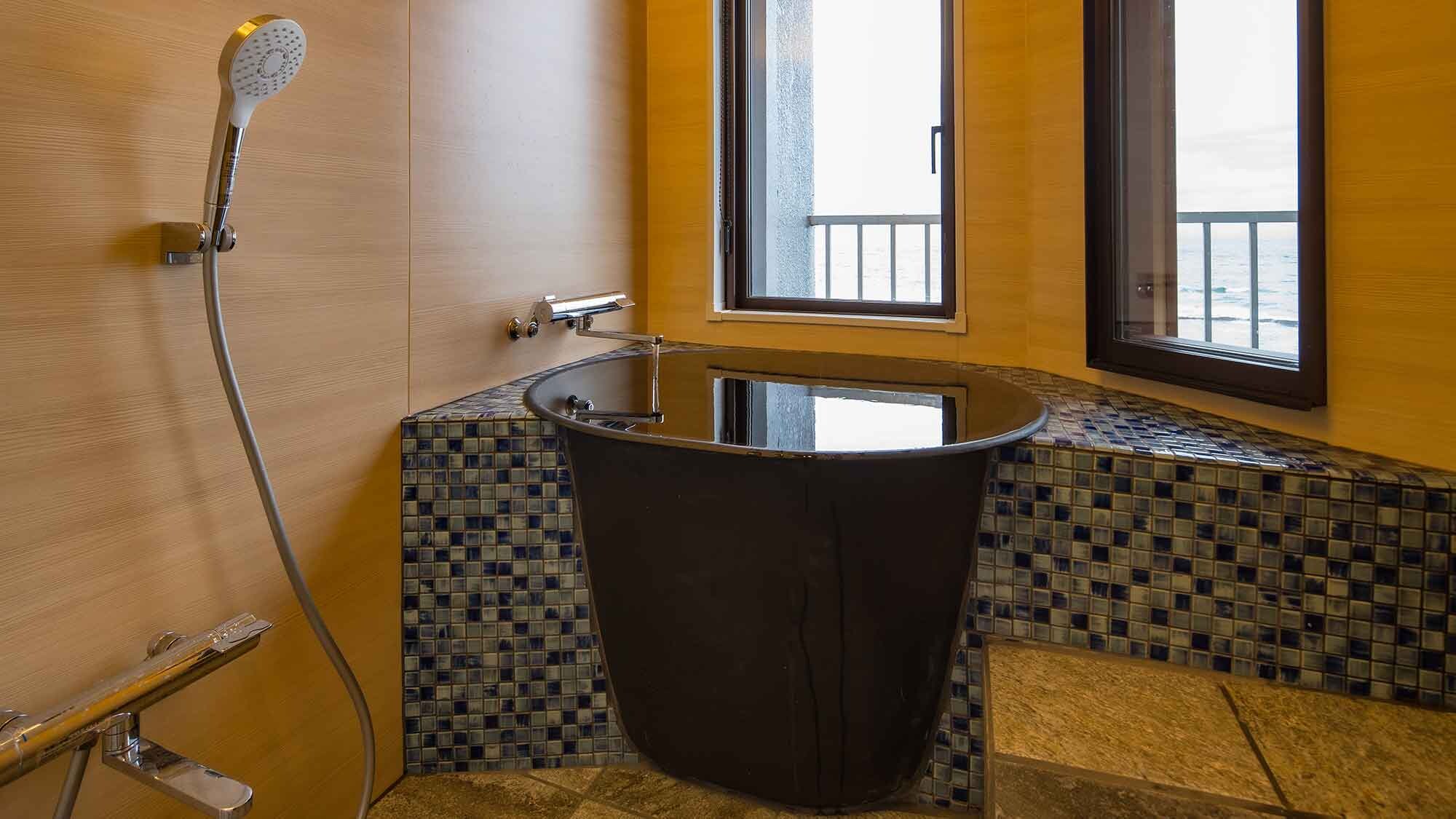 ・[ตัวอย่างห้องสไตล์ญี่ปุ่นที่มีอ่างอาบน้ำพร้อมวิว] ห้องนี้มีอ่างอาบน้ำพร้อมวิวทะเล