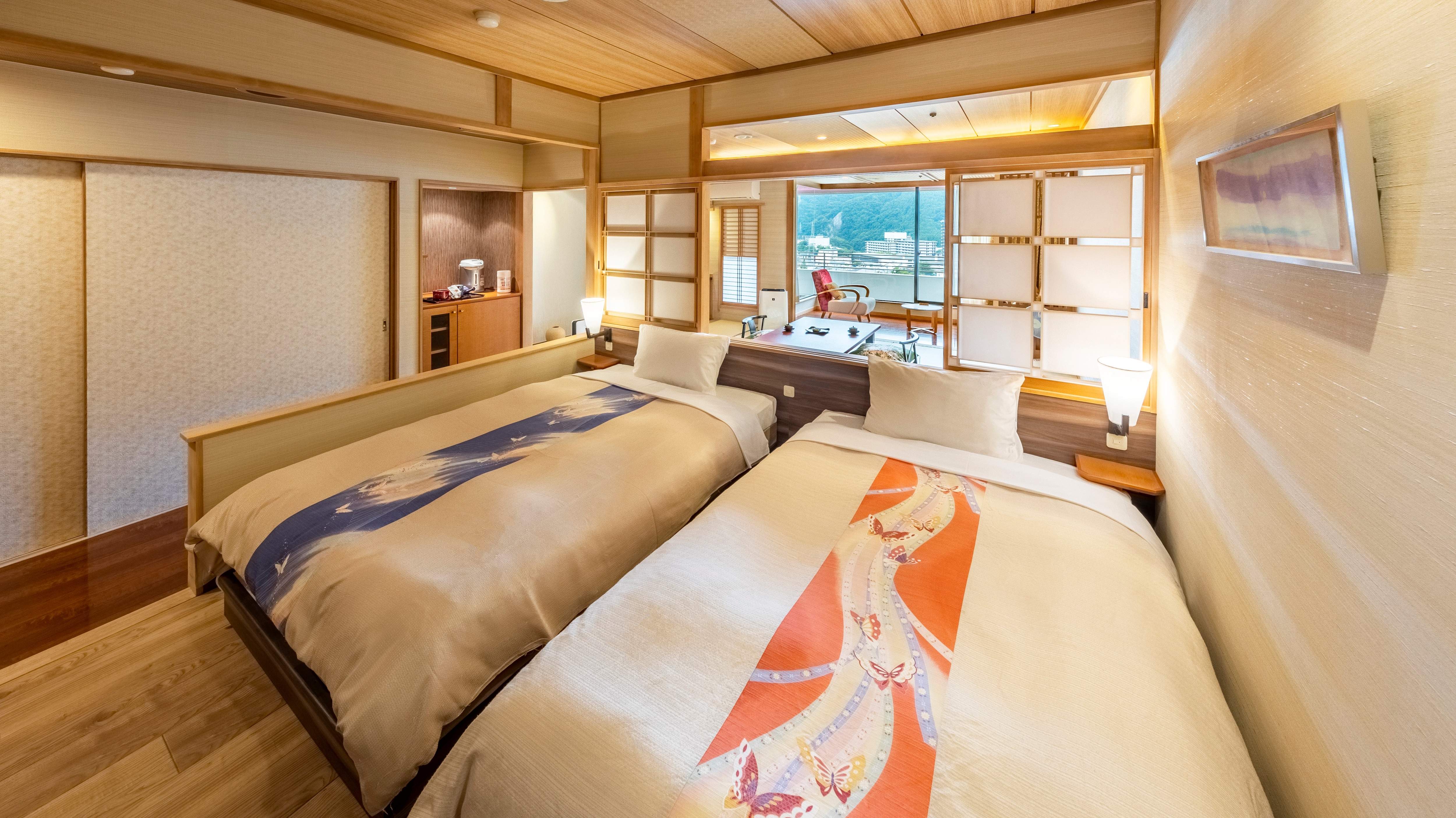 [Japanese-Western room on the upper floors of the main building] A Japanese-Western room with 10 tatami mats and a twin bedroom.
