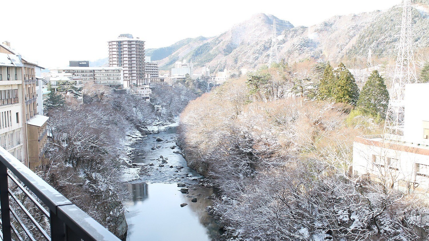 [Example of a winter view] The mountains and valleys are beautifully covered in snow.