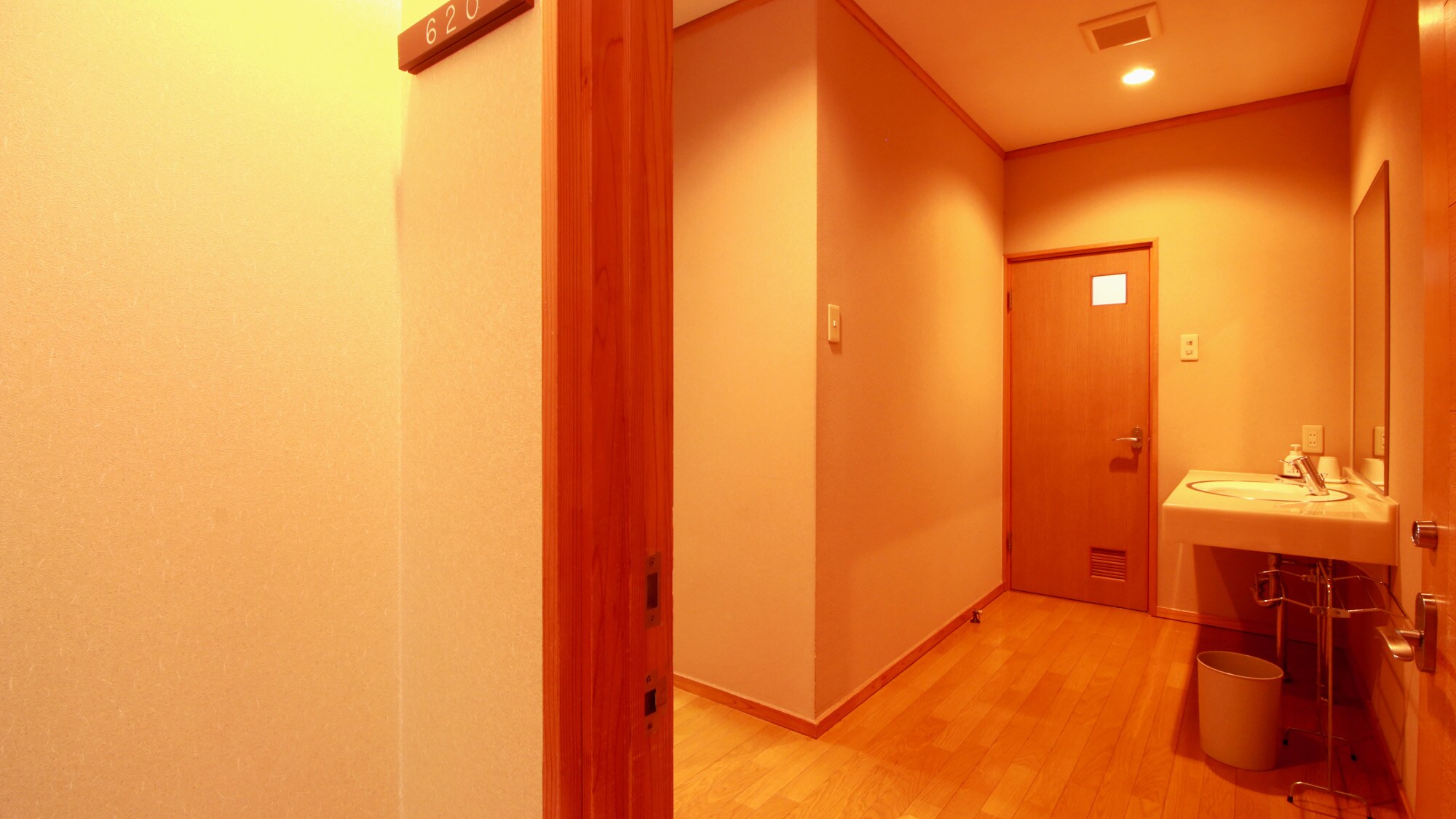 Ruangan besar dengan toilet