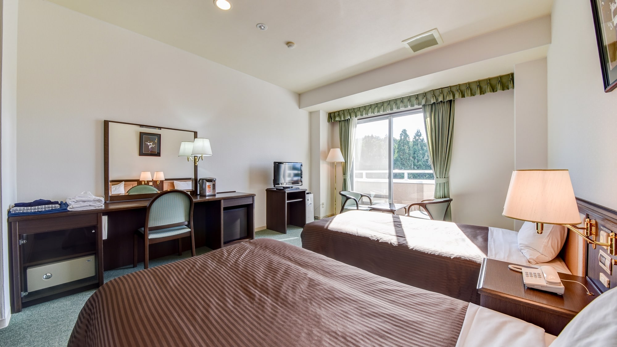 *[Western-style room with unit bath] If you want a bed, choose this room♪ <Air purifier with humidifier included>