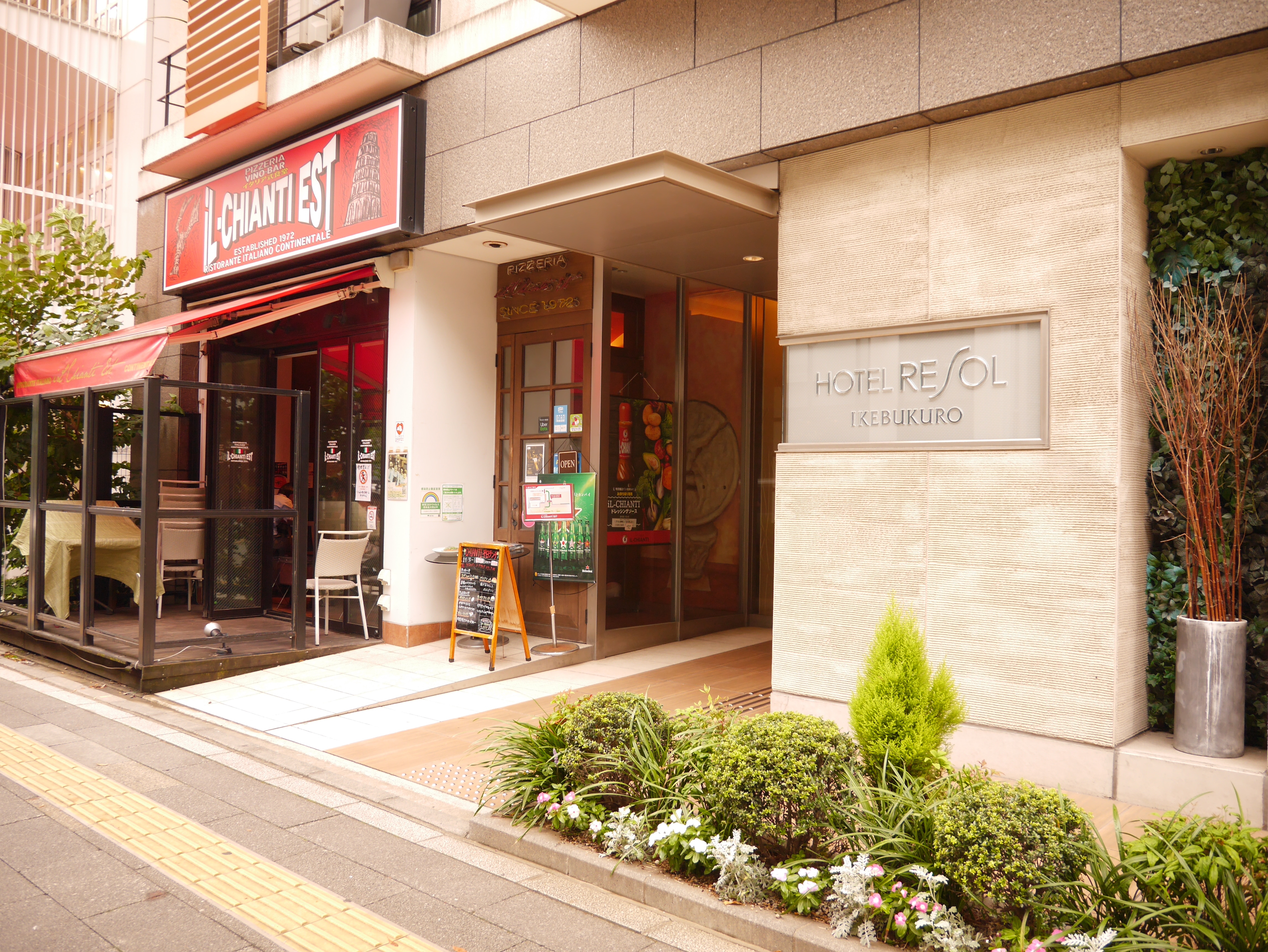 Hotel exterior (daytime)