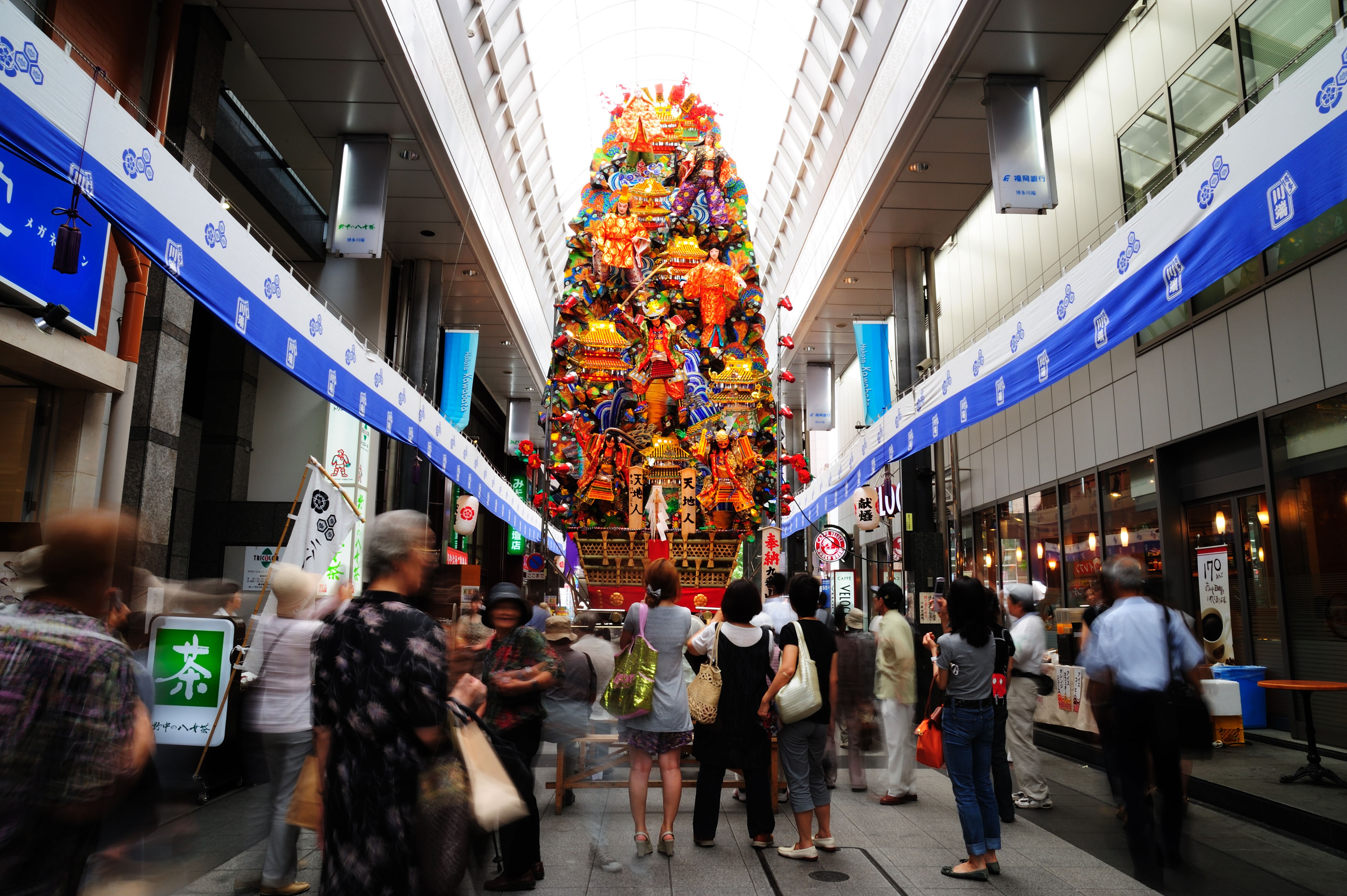Decorated float (Photo courtesy of Fukuoka City)