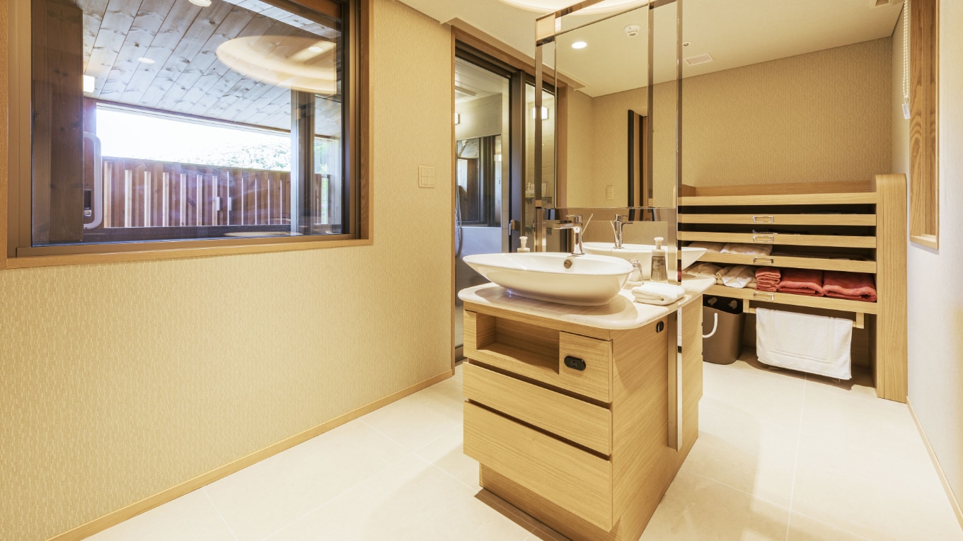 [Guest room] Suite with open-air hot spring bath (example)