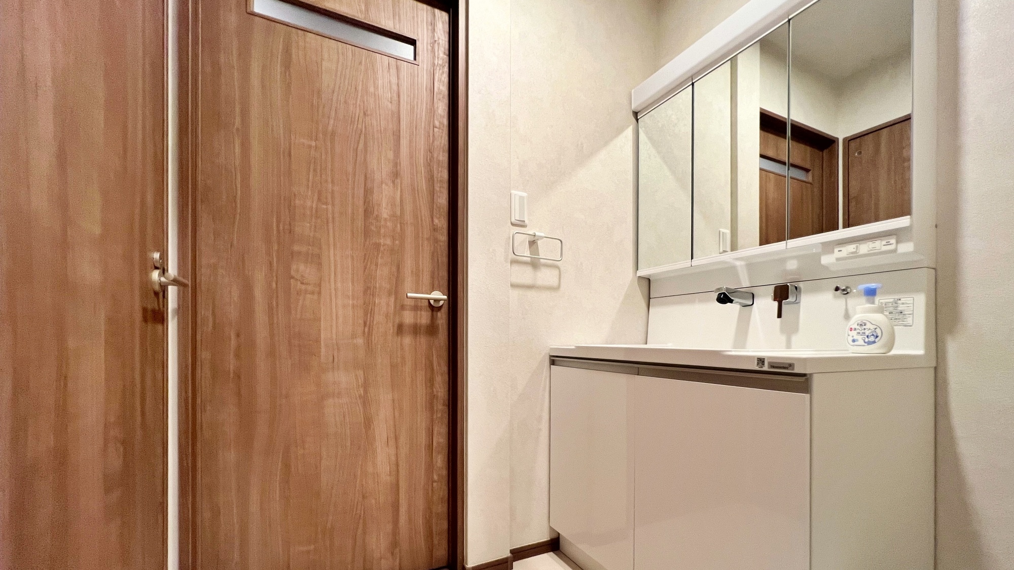Deluxe Room (2-4 people) with bath, toilet and sink