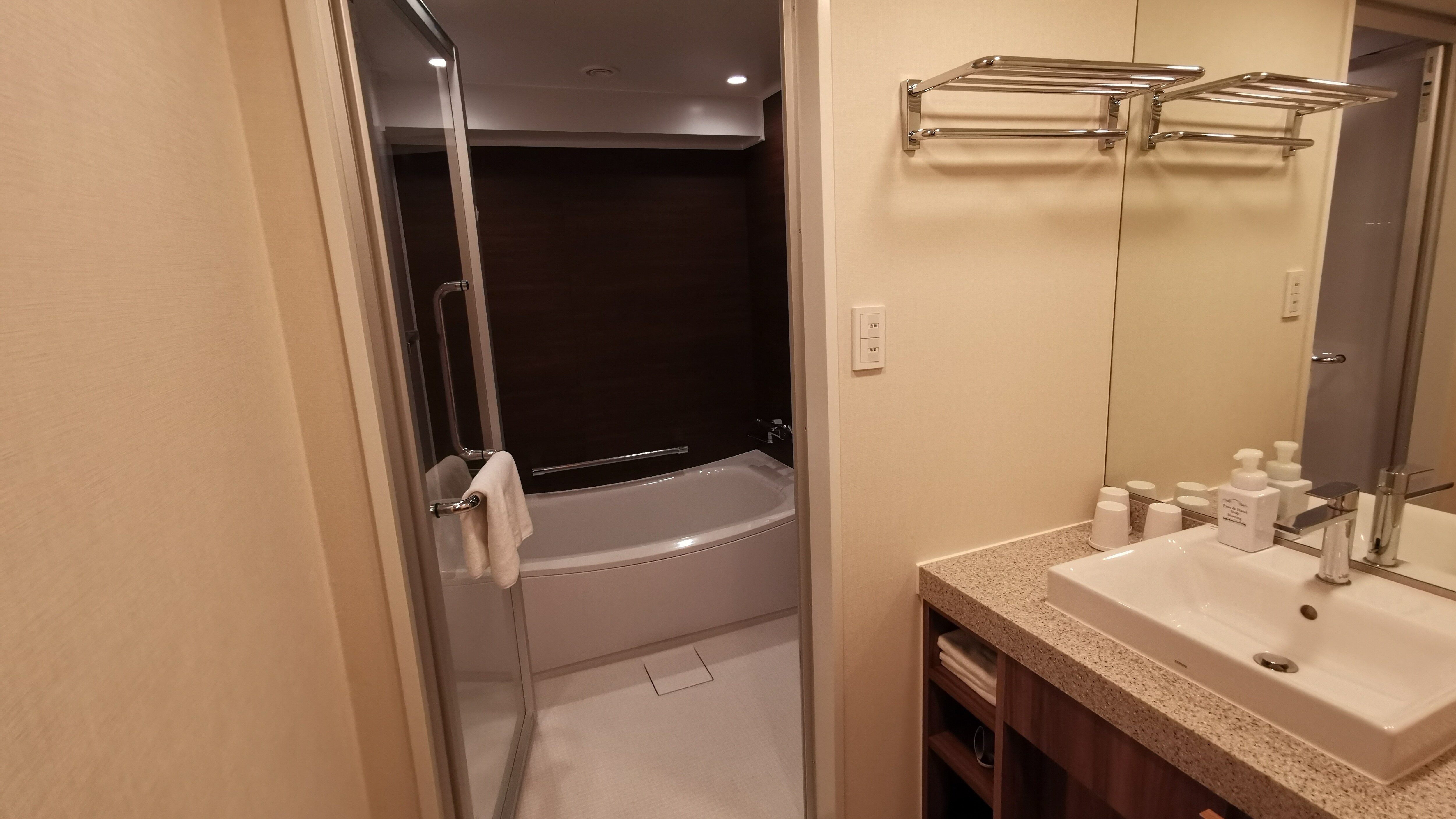 【Twin room】Bathroom with washing space ◇Twin room has separate bath and toilet