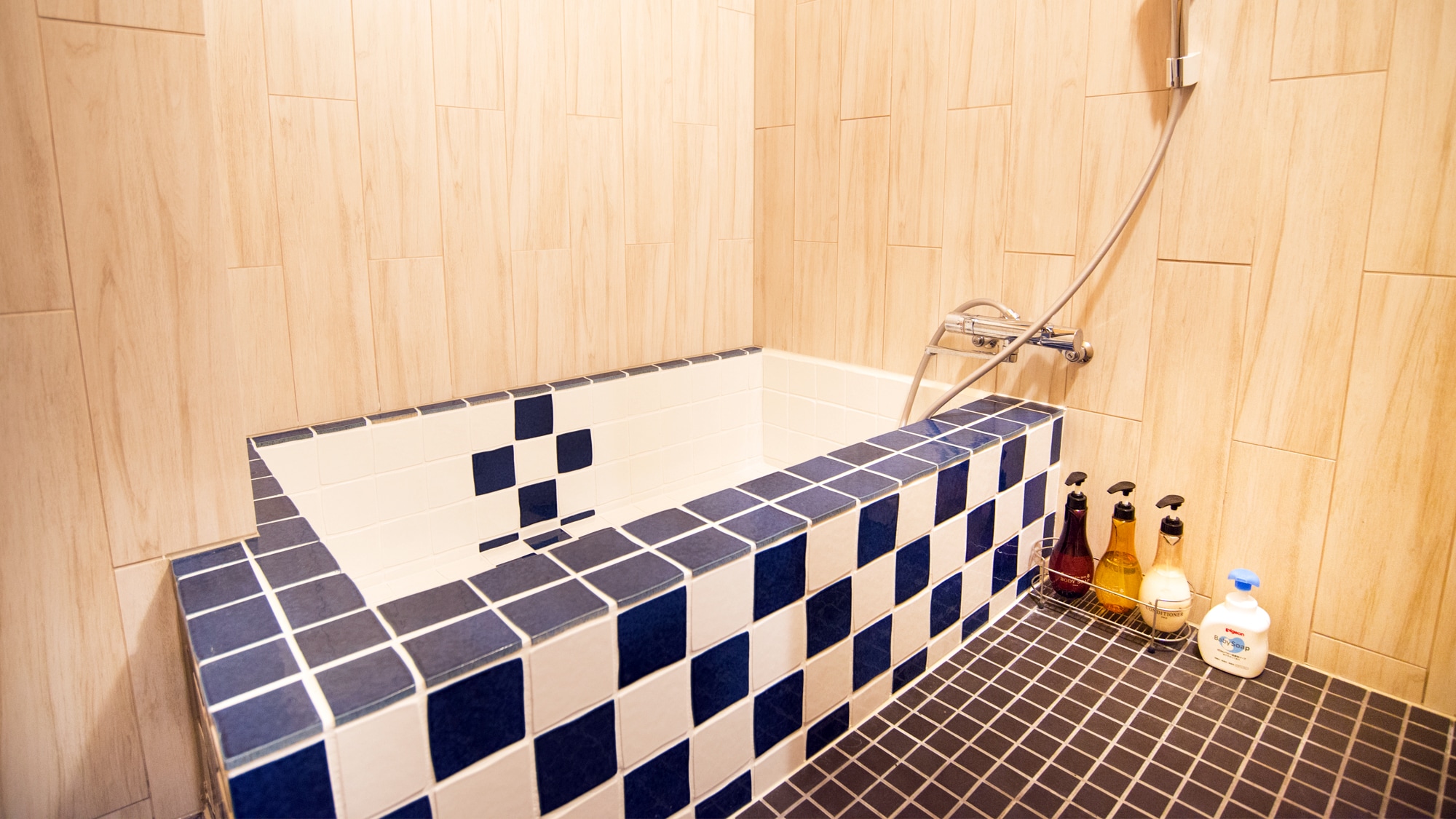 [12 tatami Japanese-style room] Tile bath * The setting is different for each room.