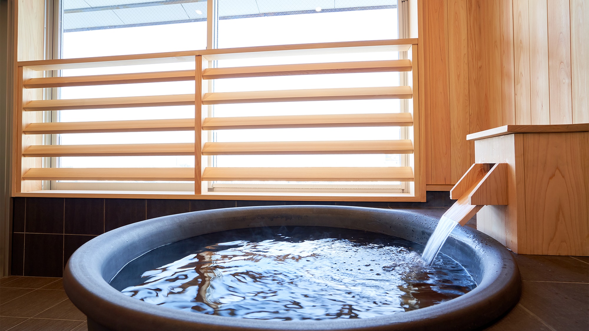 [Guest rooms with hot spring baths] (Barrier-free and universal design)