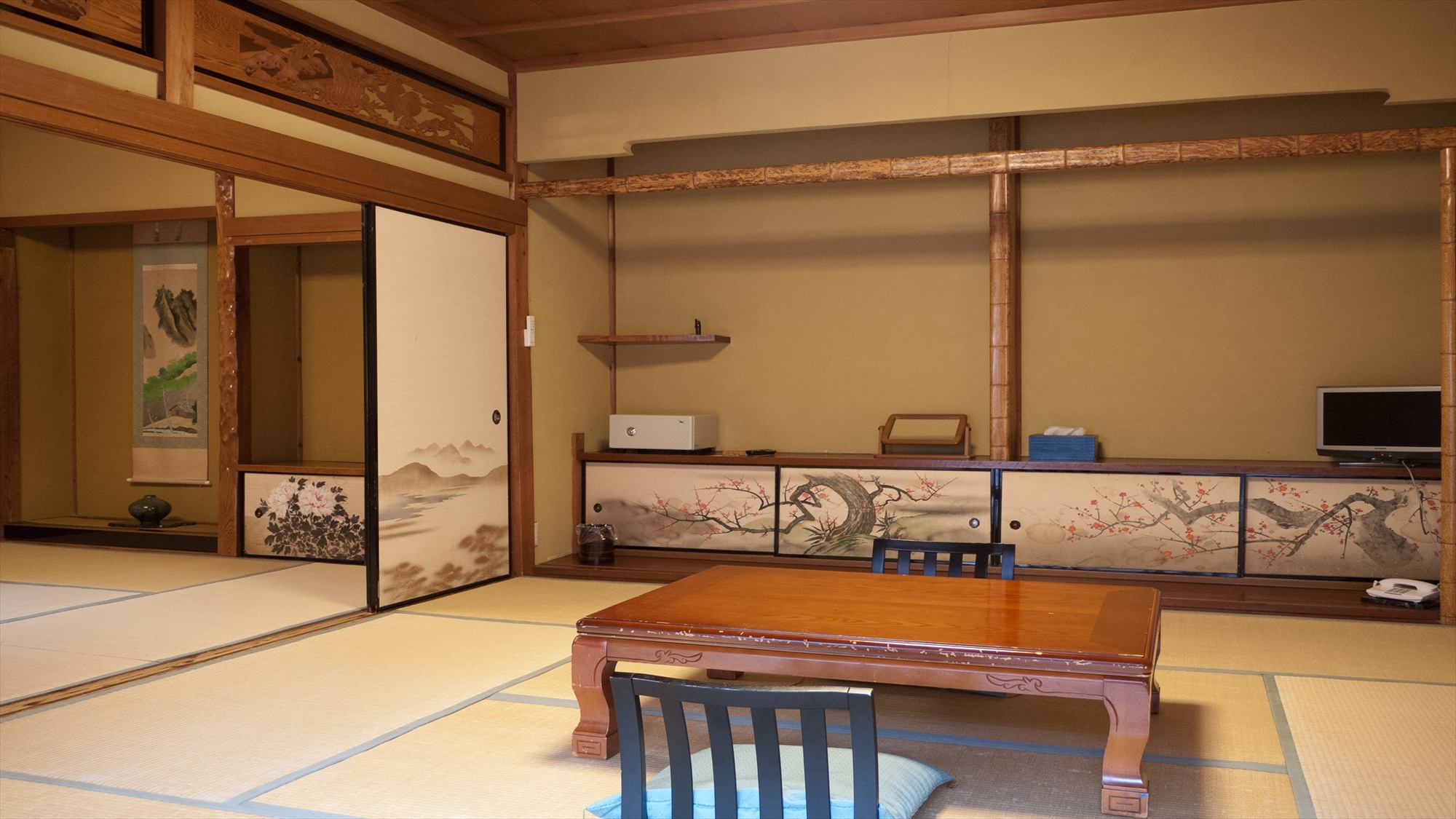 Nakama (old Japanese-style room, 8 tatami mats + 6 tatami mats, shared washroom and toilet)
