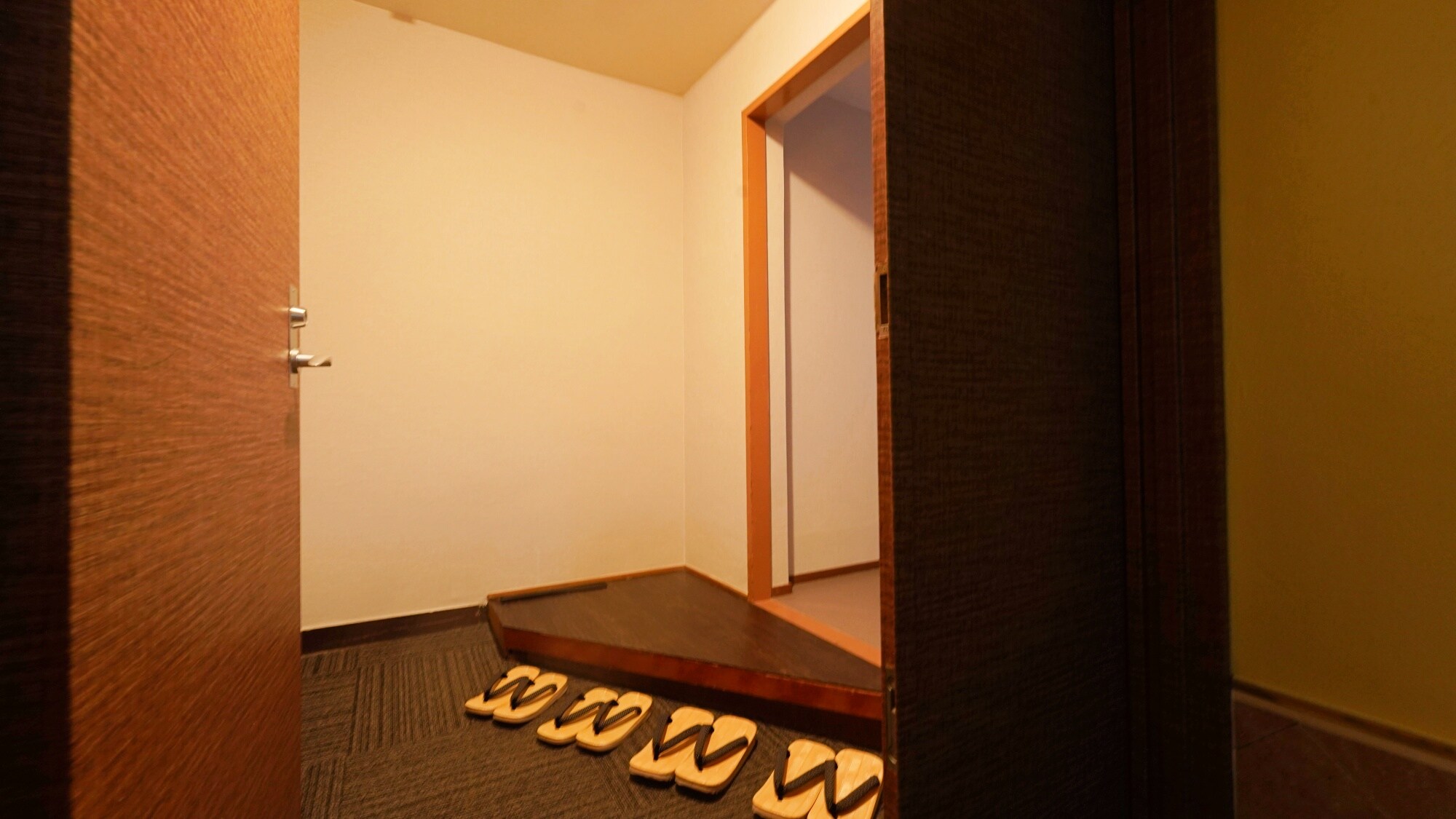 Japanese-style room (12.5 tatami mats) + spacious veranda (with bathroom)