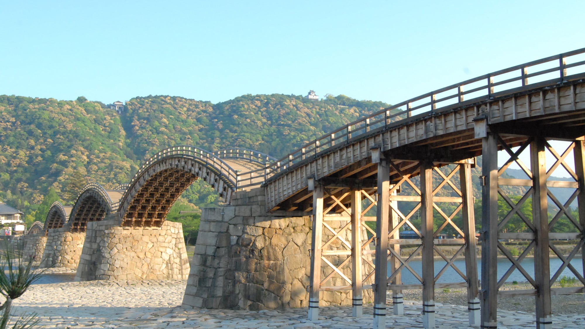 *[Kintai Bridge] A series of five wooden bridges, this is a very rare structure even on a global scale. Please come and see this beautiful example of engineering.