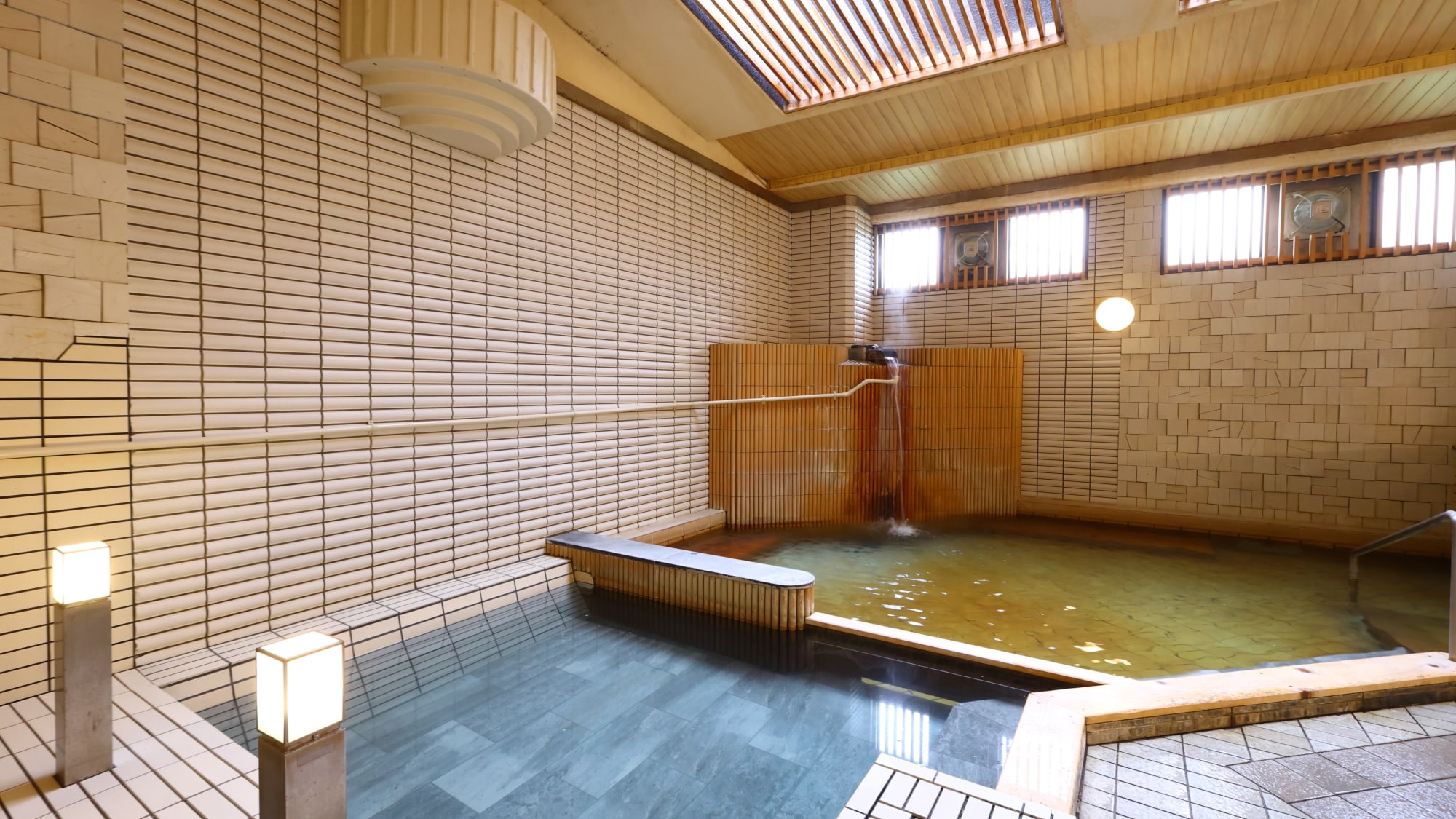 Oyu has two types of bathtubs with different temperatures.