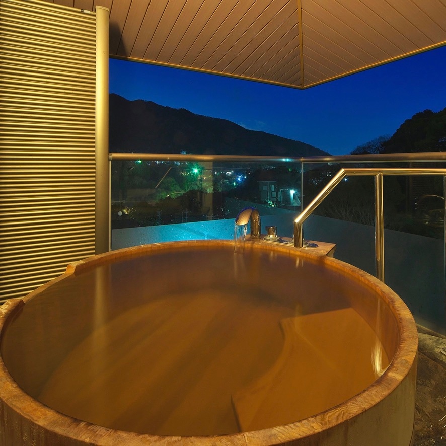 3F: Scenery of the open-air bath in a Japanese-style room with an open-air bath