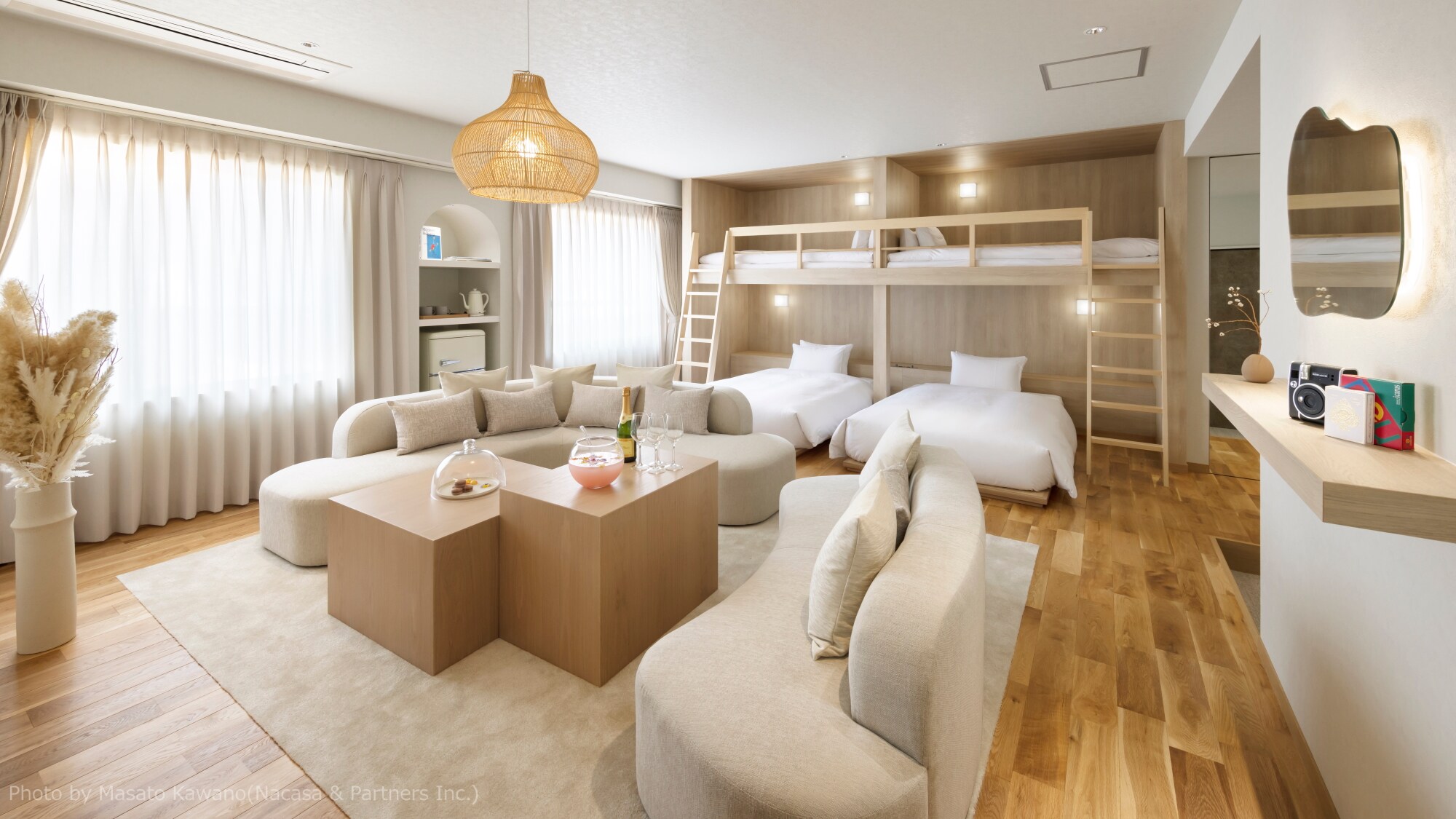 [New guest room] Quartet Room: A photogenic room decorated with mirrors, lights, dried flowers, etc.