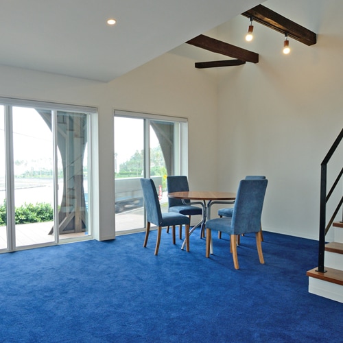 Maisonette / lantai 1 adalah ruang tamu dengan tikar tatami 13. Menghadap laut dari jendela besar!
