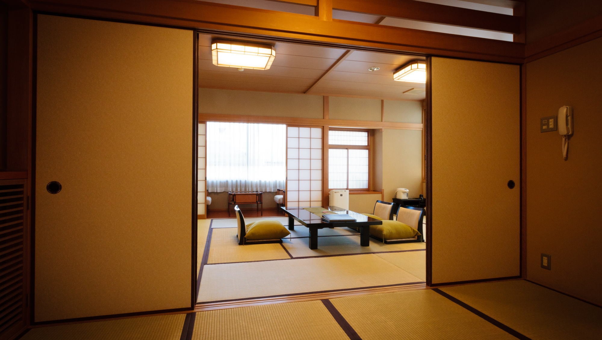 ◆ Kyoto-style pure Japanese-style room (12 tatami mats + next room) ◆ With bath and toilet ◆ No smoking