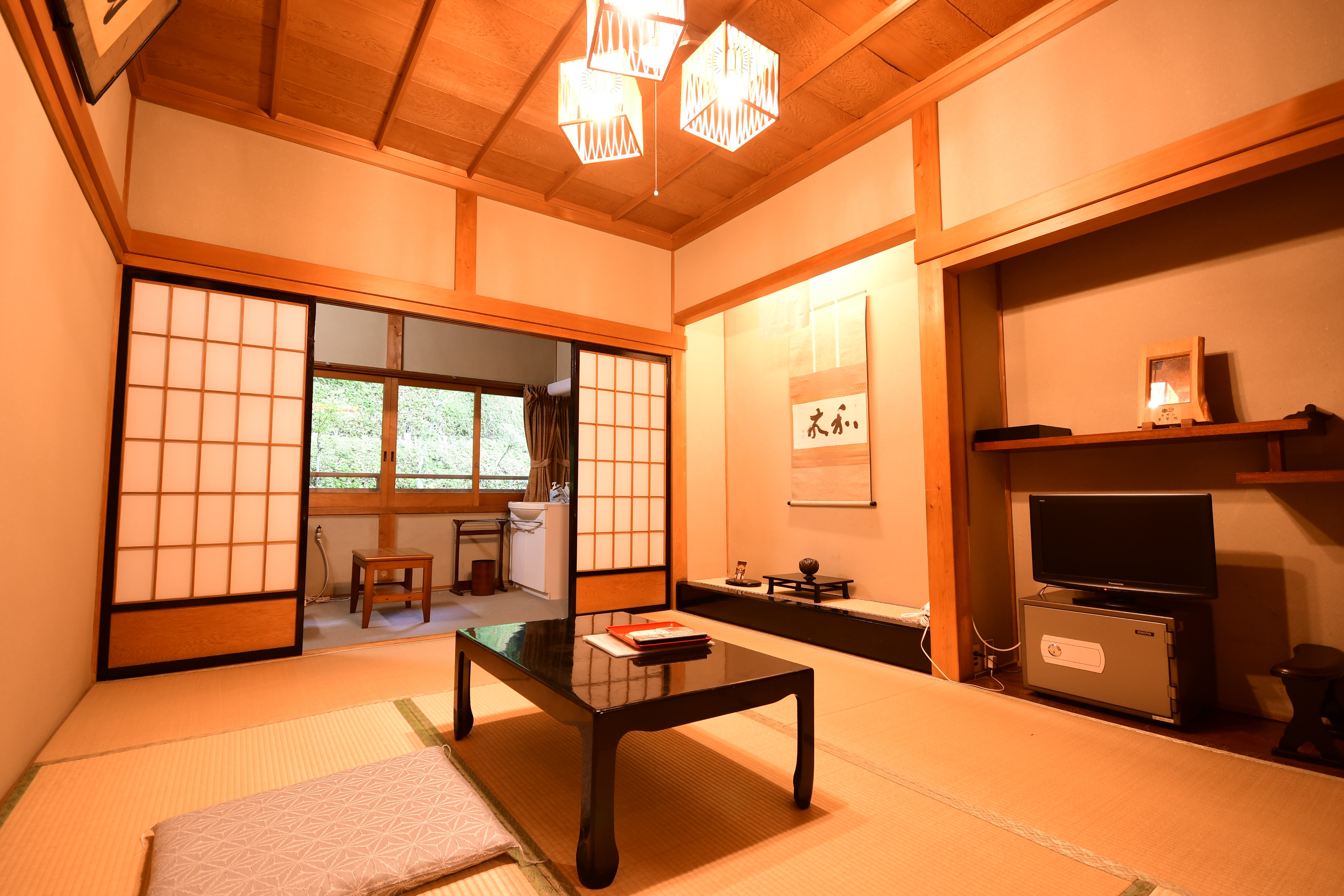 Example of a Japanese-style room (8 tatami mats) facing the garden (with toilet, air conditioner, and Wi-Fi)