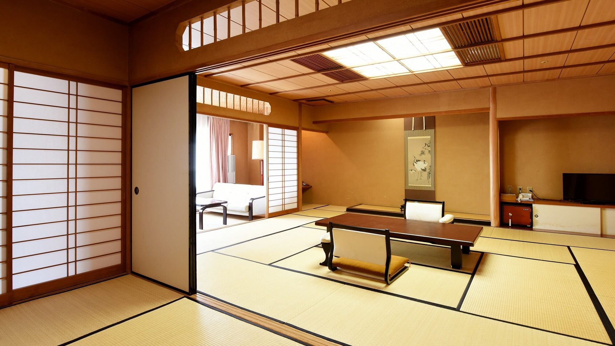 [Special two-room adjoining Japanese-style room on the top floor] A spacious Japanese-style room perfect for large groups.