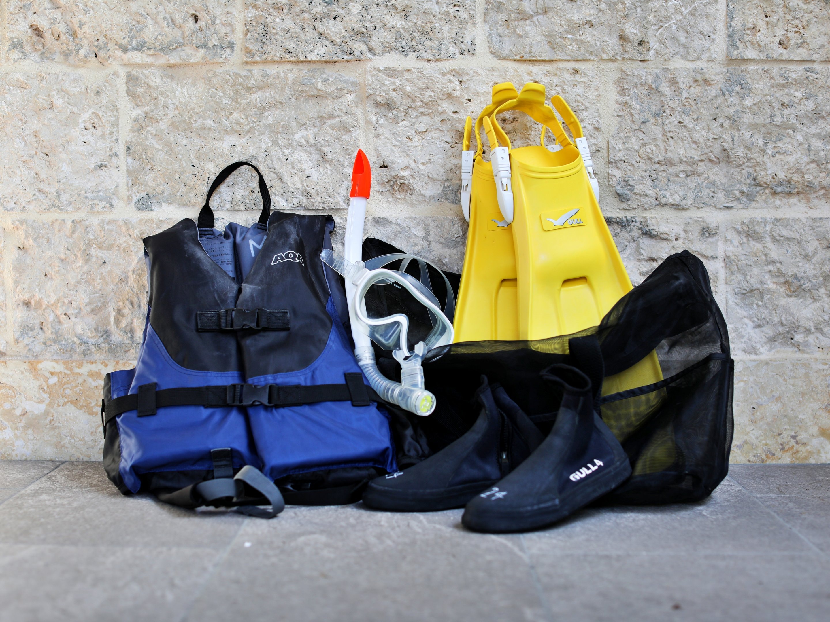 Rental goods: Marine goods and other items are available for rental.
