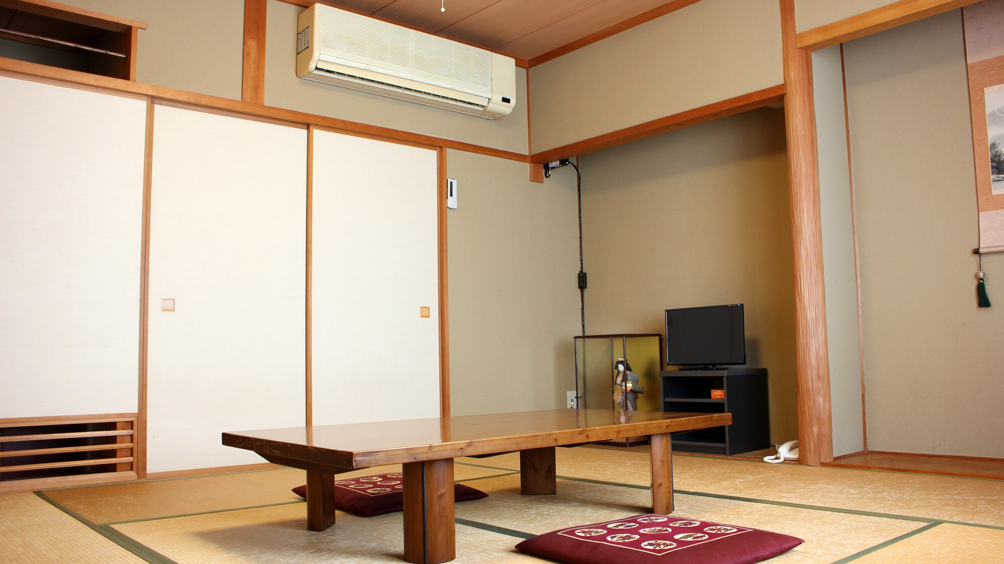 *[8 tatami Japanese-style room] A pure Japanese-style room with a gentle and warm atmosphere. Perfect for sightseeing with your family or friends.