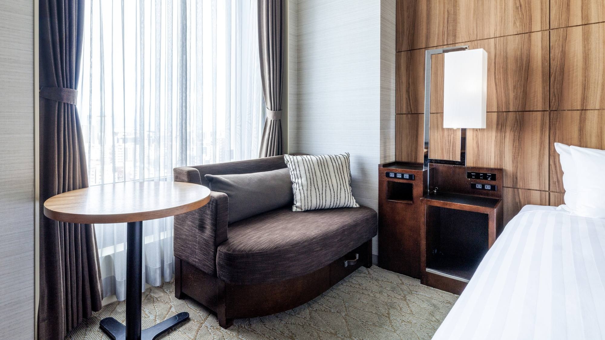 [Sakurajima side double room 17.7m²/bed width 150cm] A relaxing sofa and a gentle design.