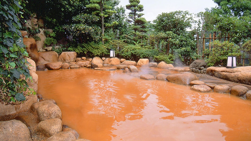 Pemandian terbuka dari sumber air panas terkenal "Kinsen", yang mewakili Arima Onsen, tersedia di semua pemandian umum yang besar.