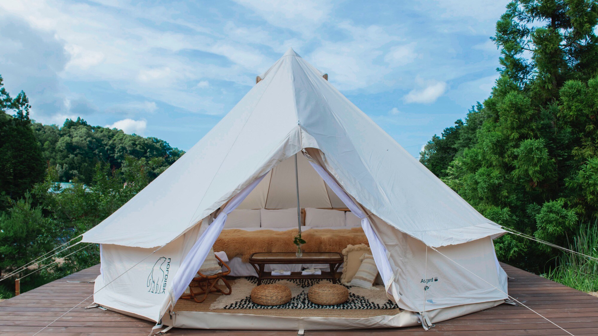 [An example of the appearance of the tent] This is a glamping facility surrounded by nature.