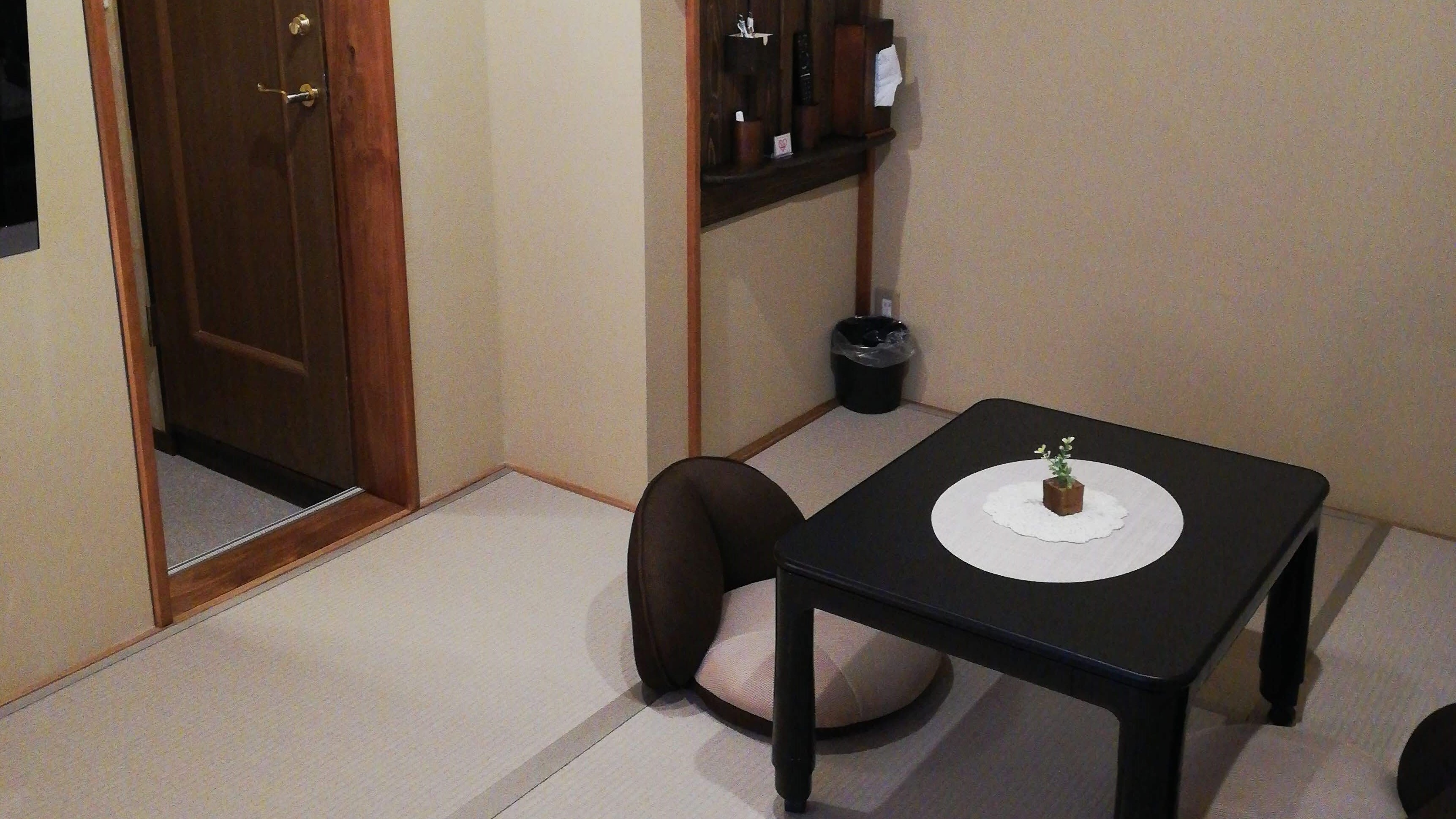 Japanese-style room (6 tatami mats) for couples, with washbasin and toilet