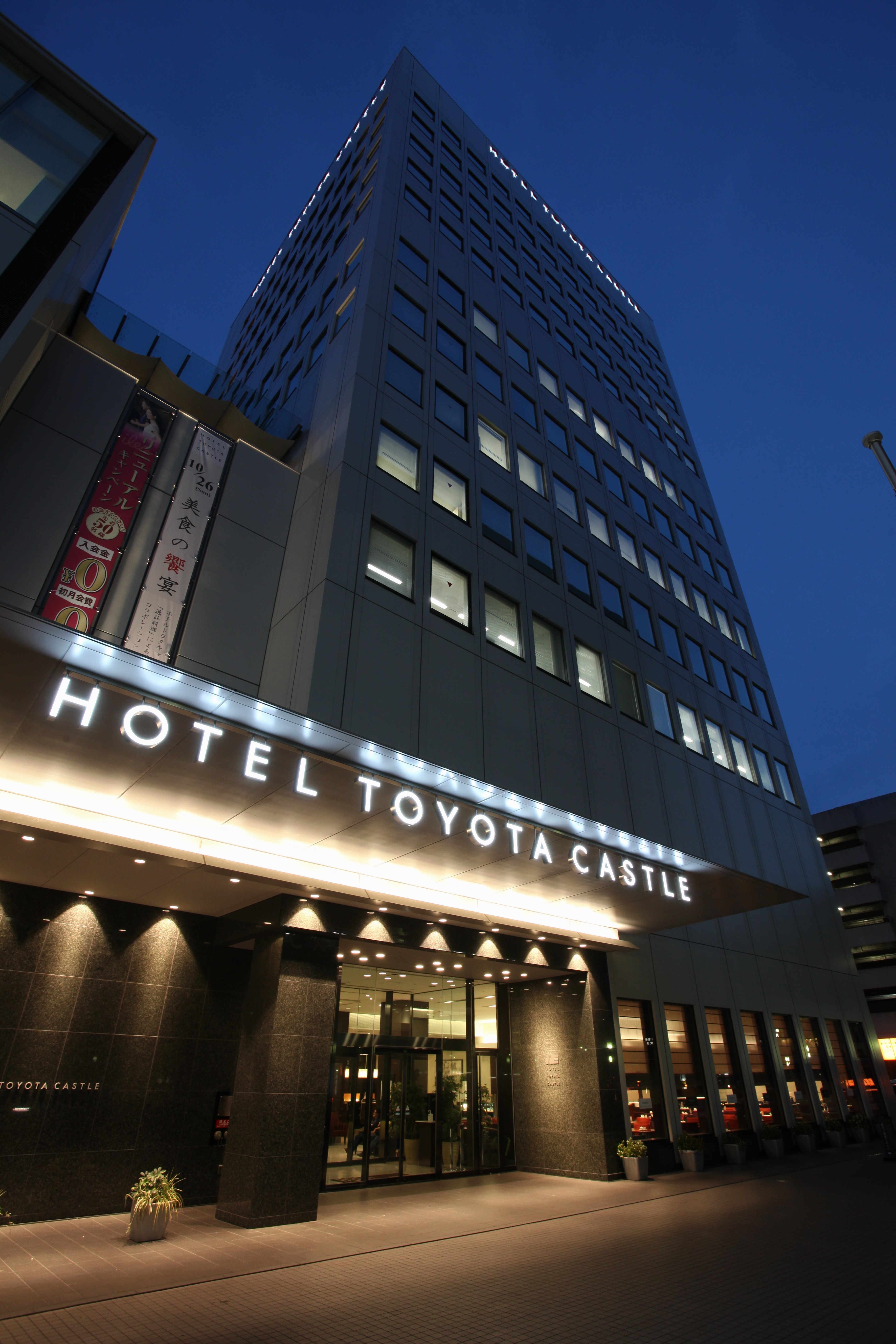 ホテル外観・夜