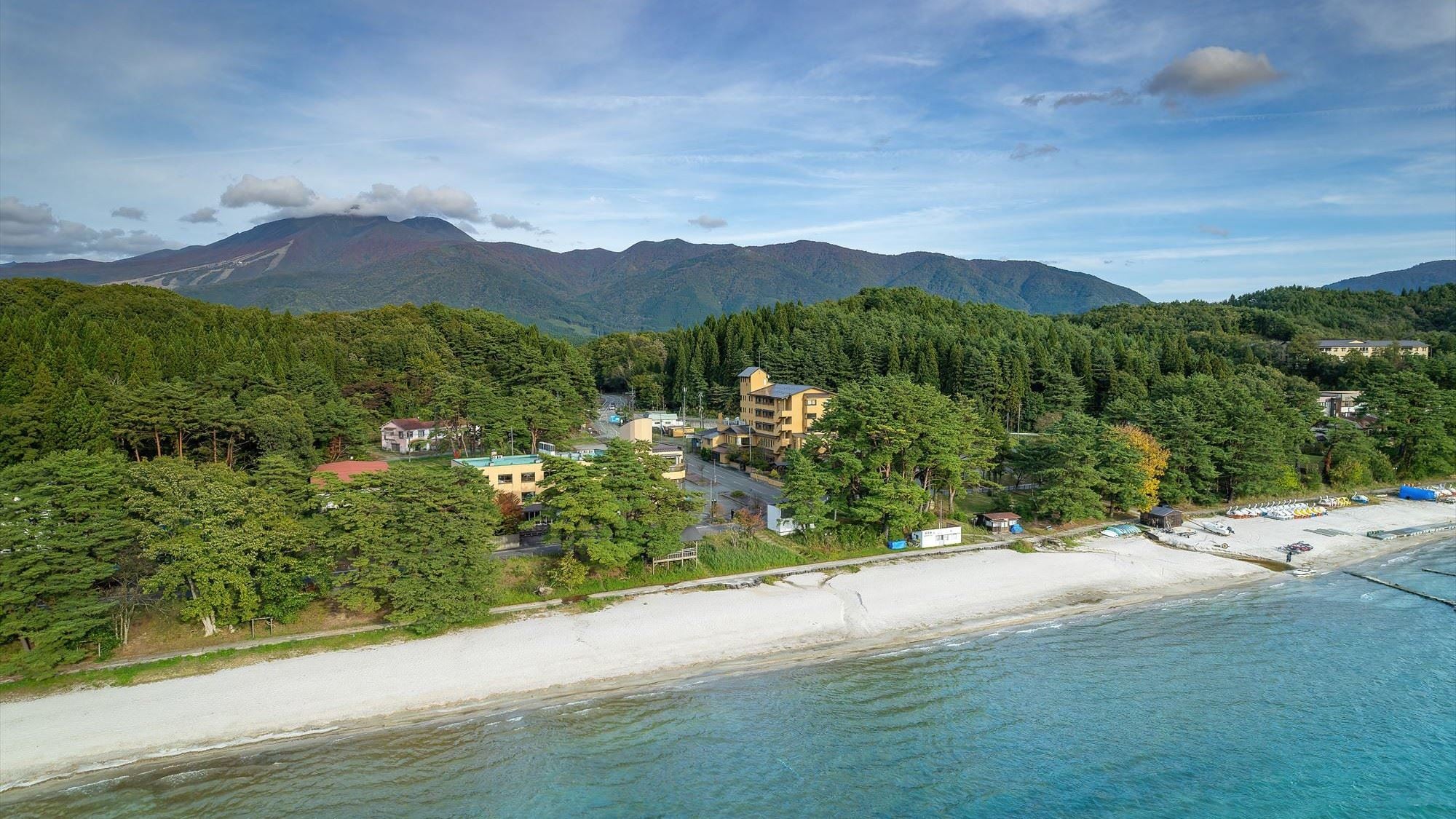 ■雄伟的秋田驹岳和闪耀蔚蓝的田泽湖