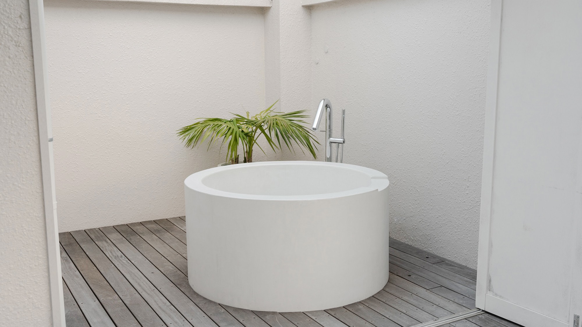 ・[Jacuzzi] Refresh your body and mind with the pleasant breeze in the jacuzzi on the rooftop.