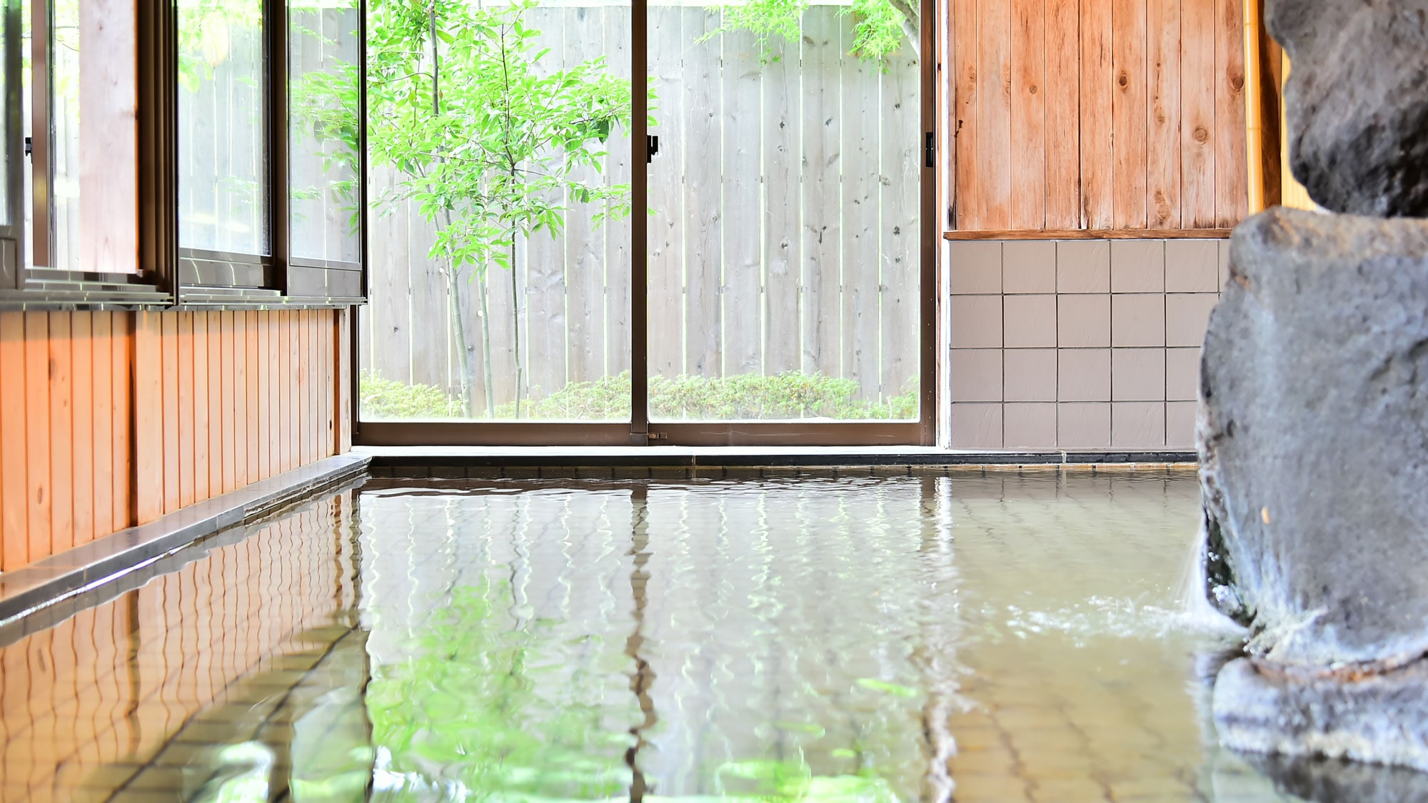 The water quality at the large bath in Omachi Onsenkyo is a mildly alkaline hot spring that is gentle on the skin.